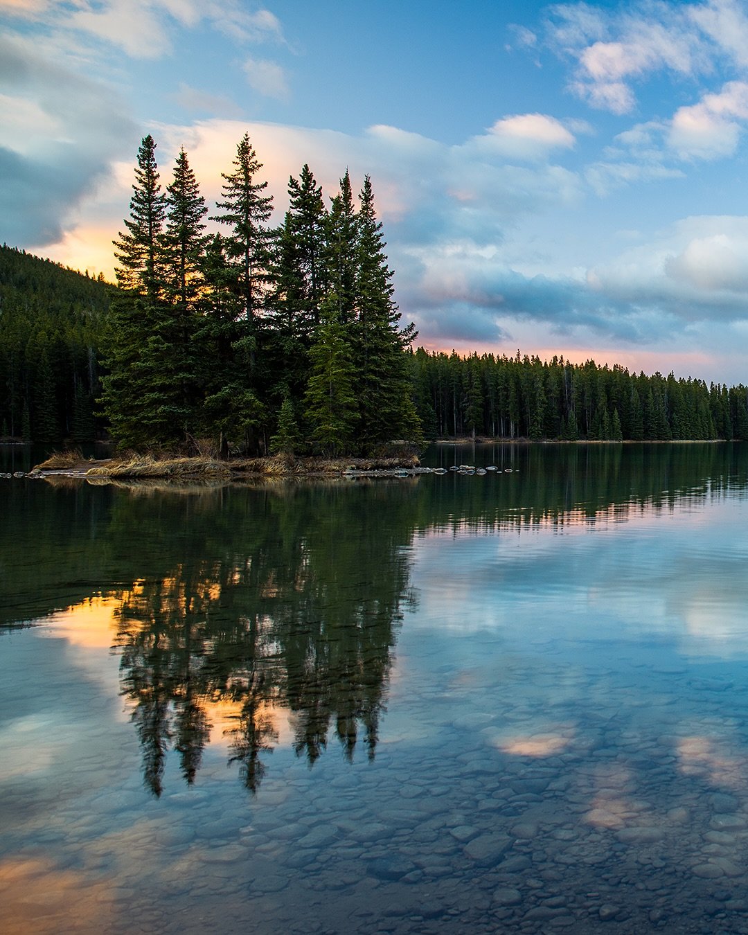 Stillness before the day begins. A perfect moment in Banff 🏔️

⏪️ Swipe for the full image 📸
&bull;
&bull;
#BanffNationalPark #MtRundle #SunriseGlow #MorningReflections #ChasingLight #CanadianRockies #ExploreBanff #VisitAlberta #WanderMore #SereneS