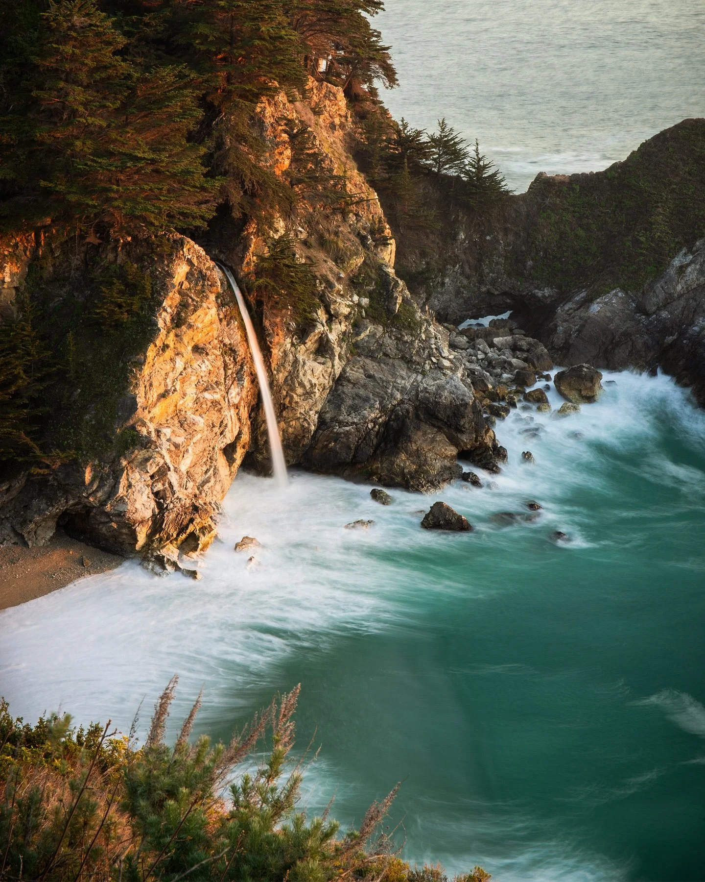 While we wait for snow in the Sierra Nevada, I&rsquo;m reminiscing about those golden hours along the coast. This stunning waterfall along the PCH feels like a hidden gem, cascading straight into the ocean as if out of nowhere. Some of my favorite su