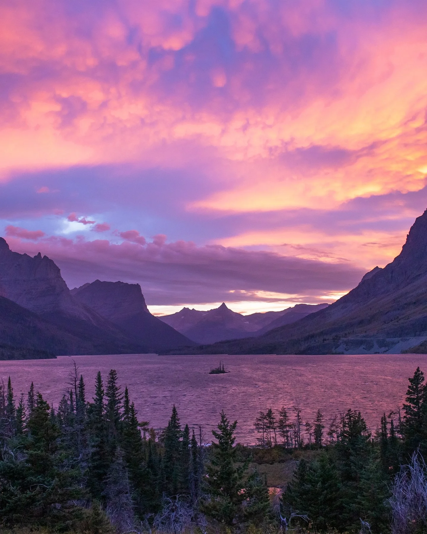 Could not have asked for a better sunset on my last day in Glacier. 🌄

⏪️ Swipe for the full photo. 📸

#GlacierNationalPark #MontanaSunset #VisitMontana #BigSkyCountry #FindYourPark #NationalPark #Canon #ChasingLight #AdventureVisuals #SunsetScener