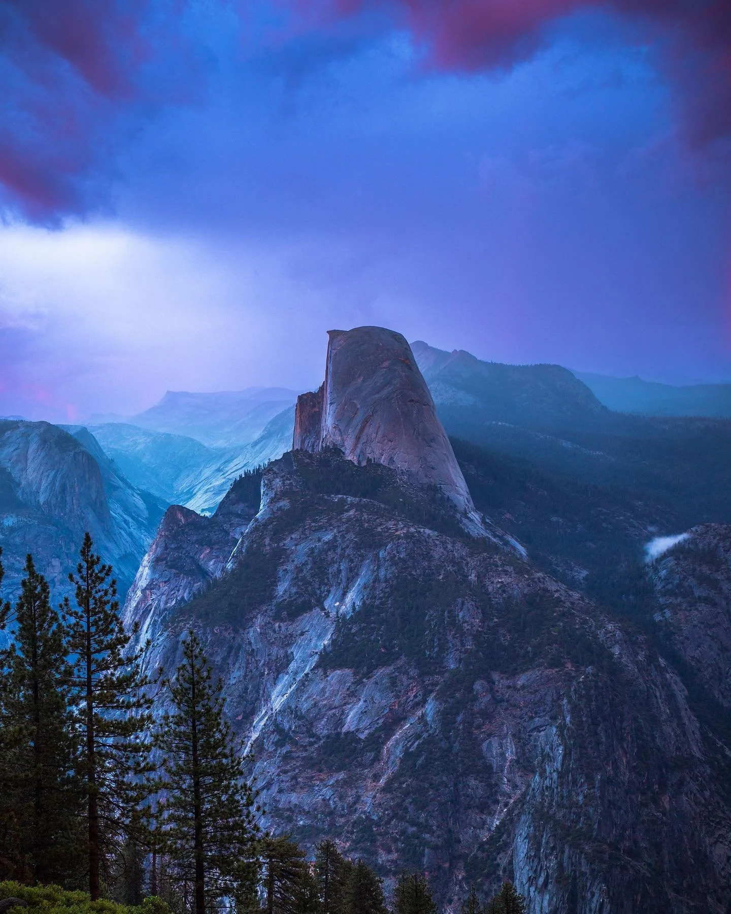 This sunset was one for the books 🌄
&bull;
&bull;
#YosemiteNation #TravelYosemite #VisitCalifornia #AmongTheWild #AllAboutAdventures #OutdoorTones #TakeMoreAdventures #ExploreToCreate #AdventureInspired #StayAndWander #BeautifulDestinations #Wildern
