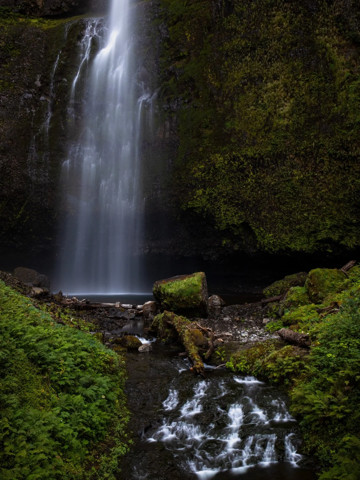 Tranquility in the PNW. Hiking through the Columbia River Gorge transports you to a different planet. Can&rsquo;t wait to get back there soon.

Prints of this photo are available on my website. 

#ColumbiaRiverGorge #Waterfall #PNW #Oregon #PacificNo