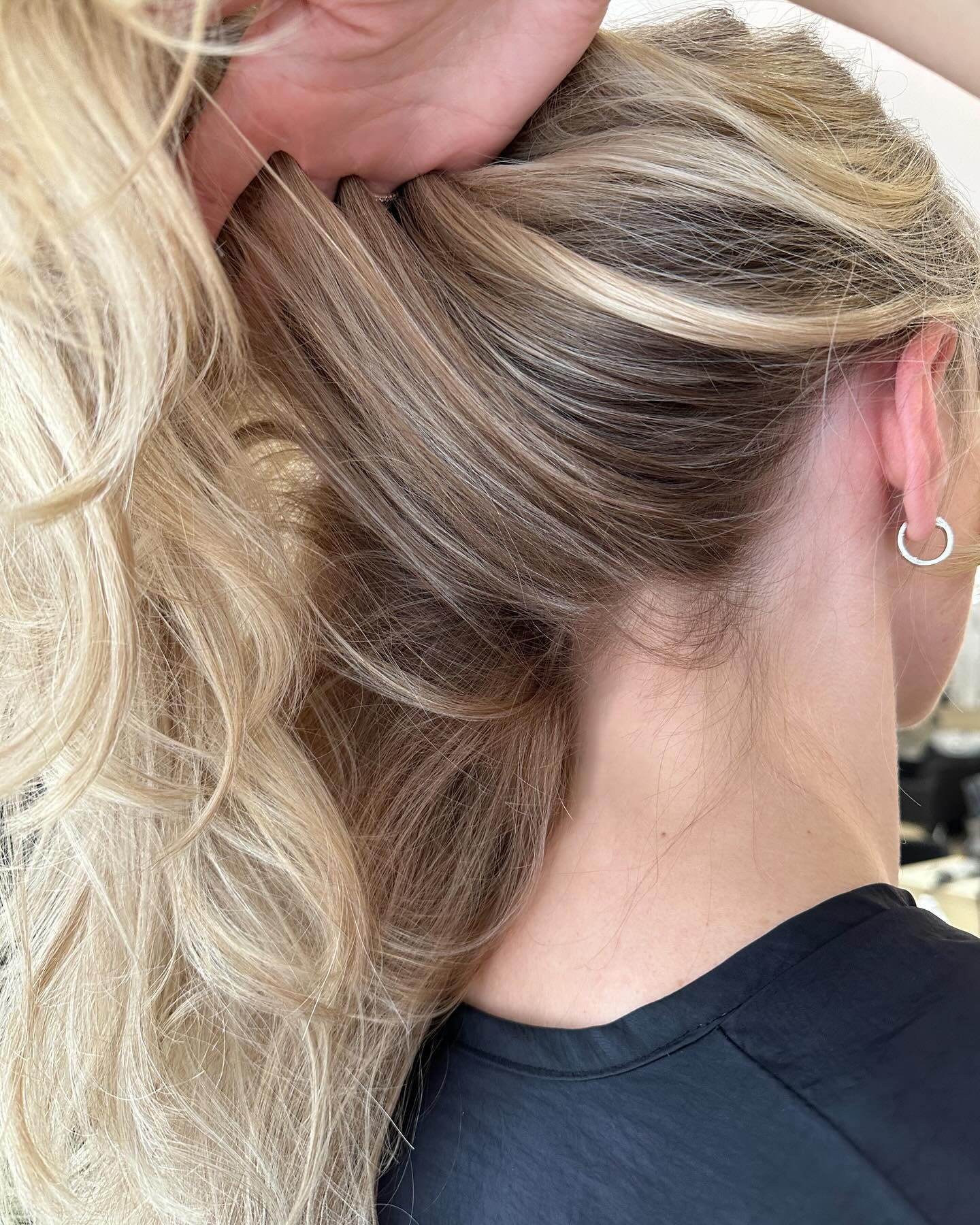 PSA: The back of your head is just as important as the front 📣📣

That blend better be perfect, and your clients ponytails should levelled UP after their appointment 💪🏼🔥