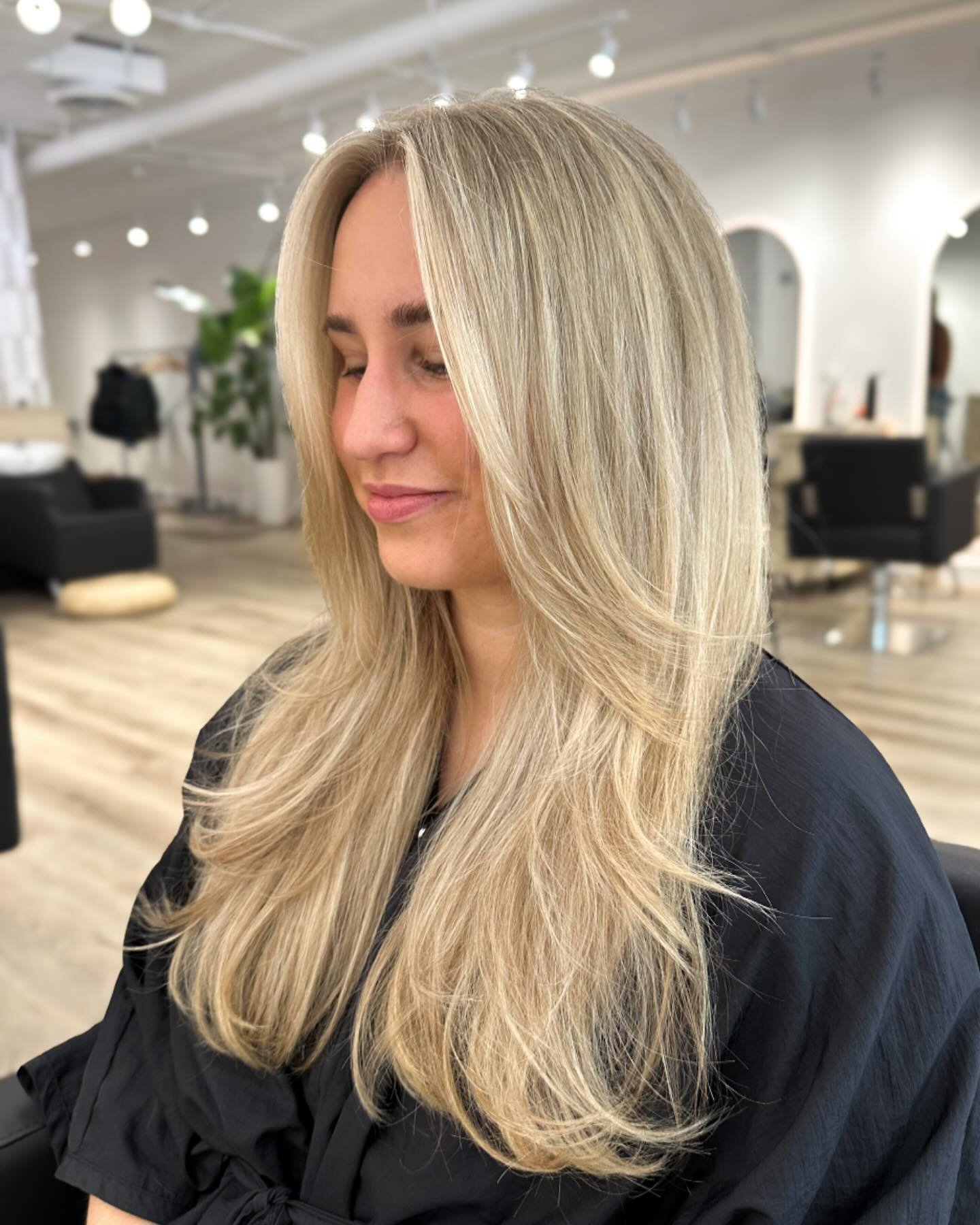 I love that my camera roll is just full of warm soft blondes this season ☀️

I started my career in the PEAK ash hair only era and man I was afraid to leave any trace of warmth in someone&rsquo;s hair. Every foil had to be a clean 10 and it was all b