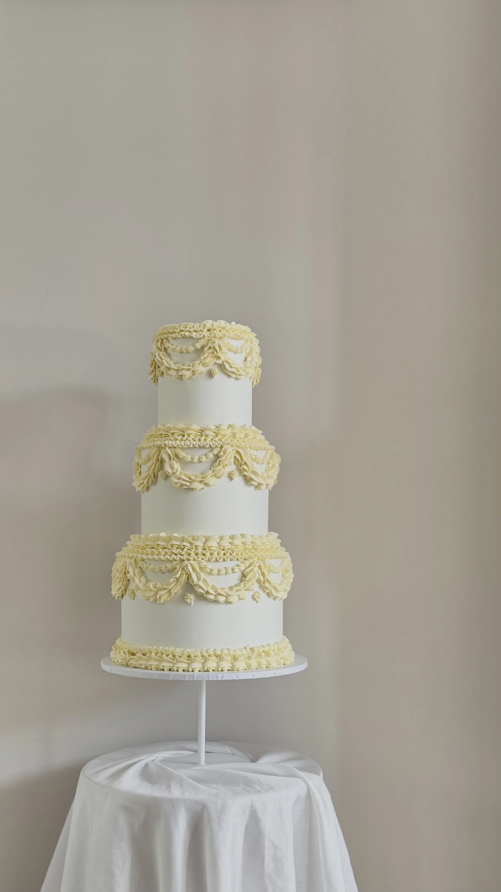 luxury wedding cakes for the modern couple in Manchester, Cheshire and Yorkshire.