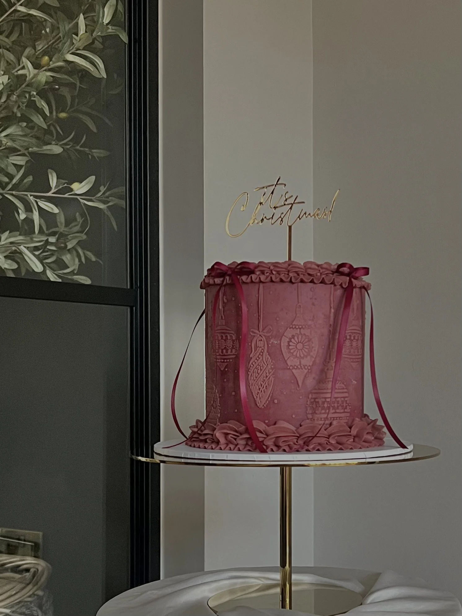 burgundy christmas cake design for Christmas 2025