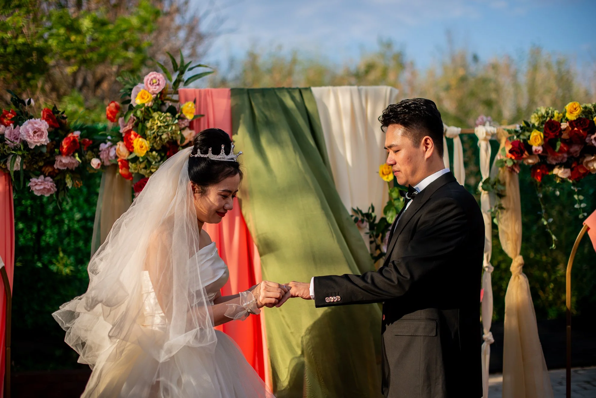 Momentul schimbului de verighete în timpul ceremoniei de nuntă outdoor, surprins într-un cadru intim