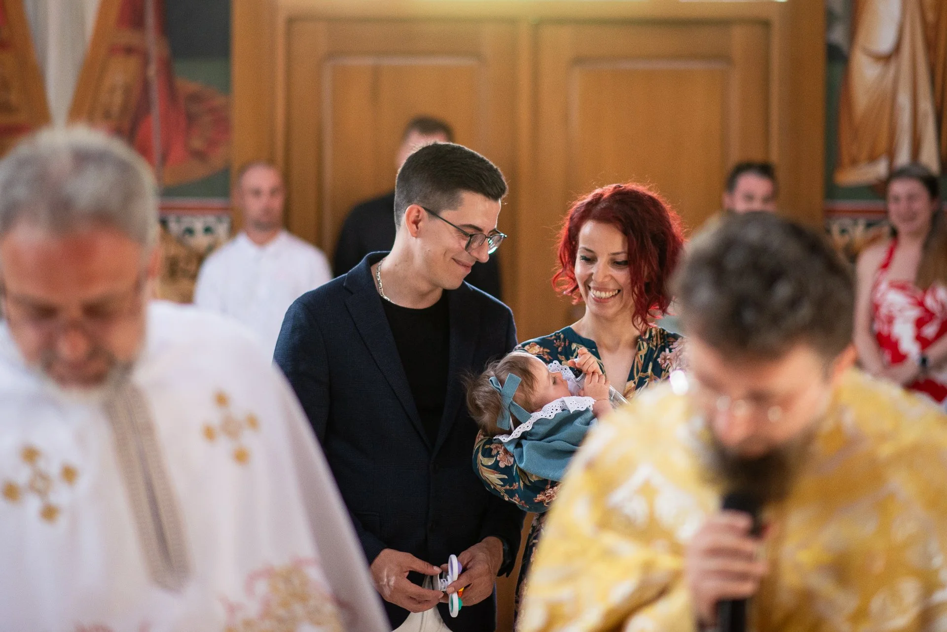 nasii rad cu ochii la bebelusul pe care il tin in brate