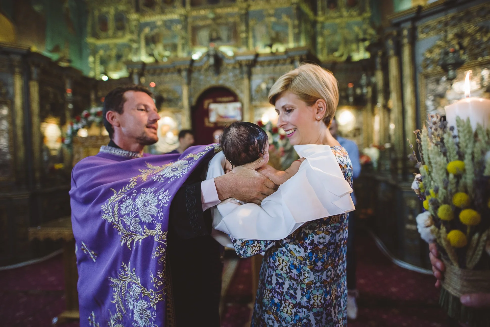 mire si mireasa intrand in biserica catolica printre strane unde invitatii stau in picioare si aplauda