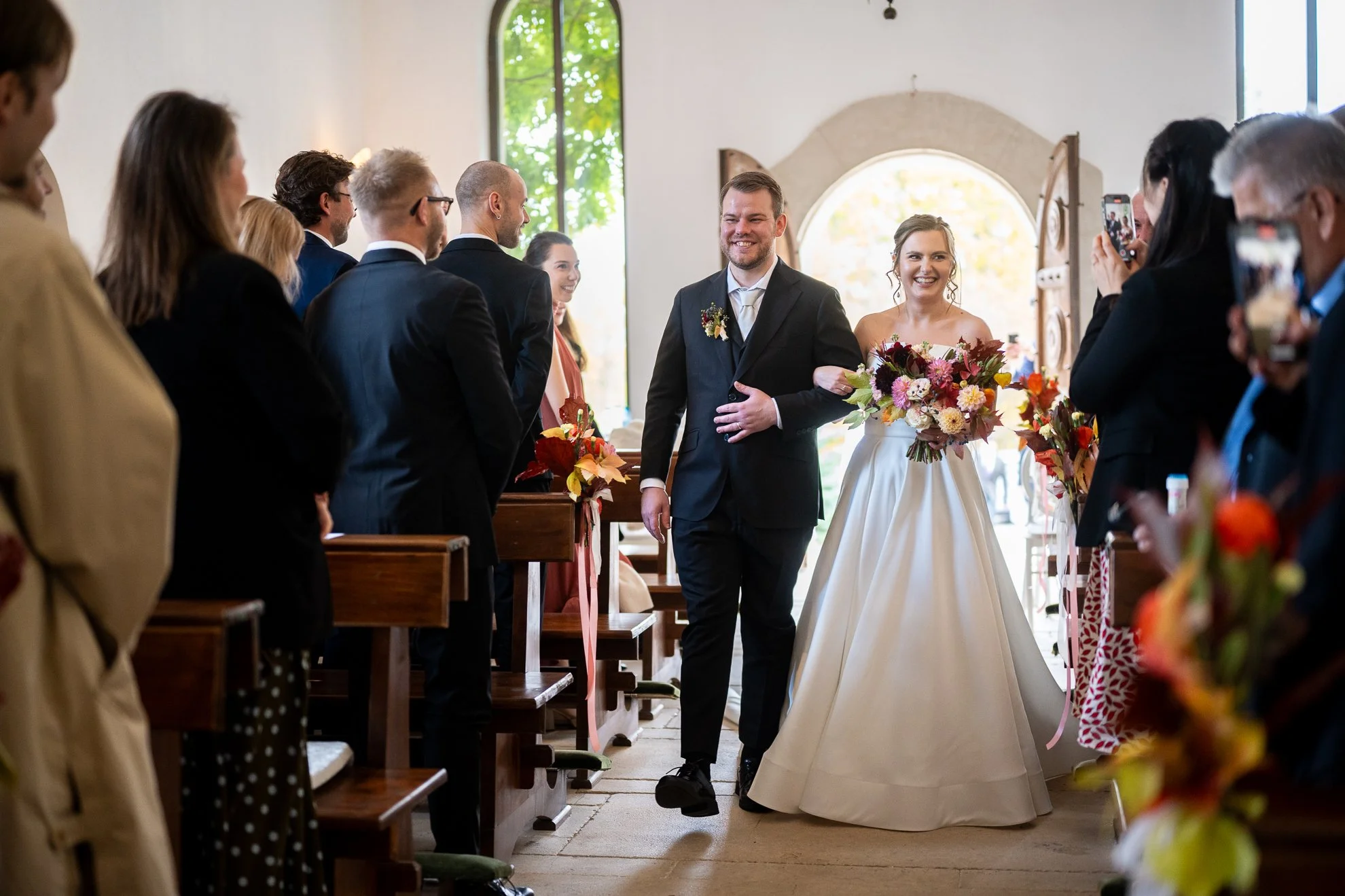 mire si mireasa intrand in biserica de mana