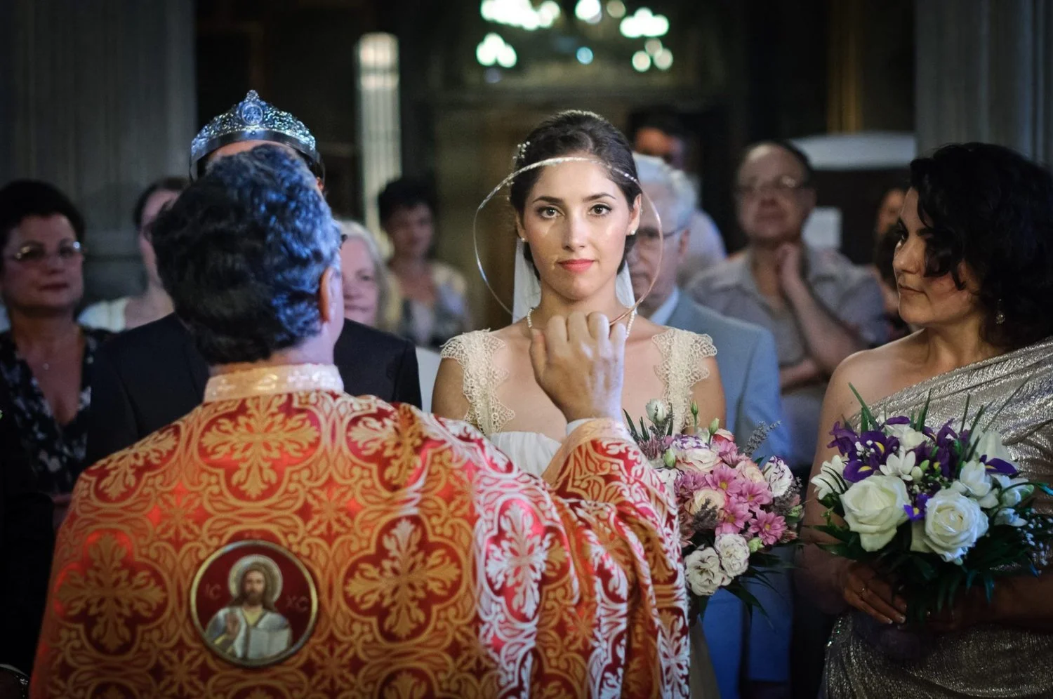 Moment din cununia religioasă a nunții, cu mireasa surprinsă în biserică, fotografie de nuntă.