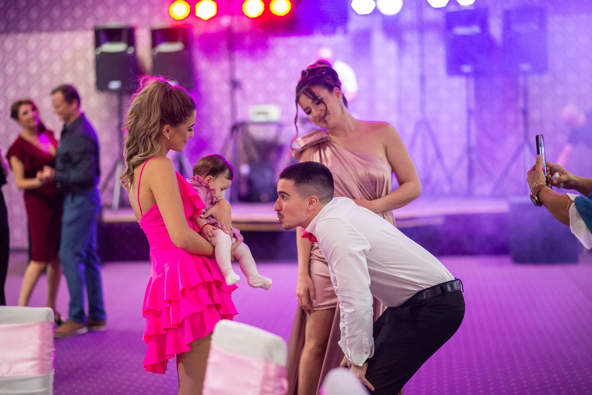 nasul se stramba la bebelus pentru a-l inveseli