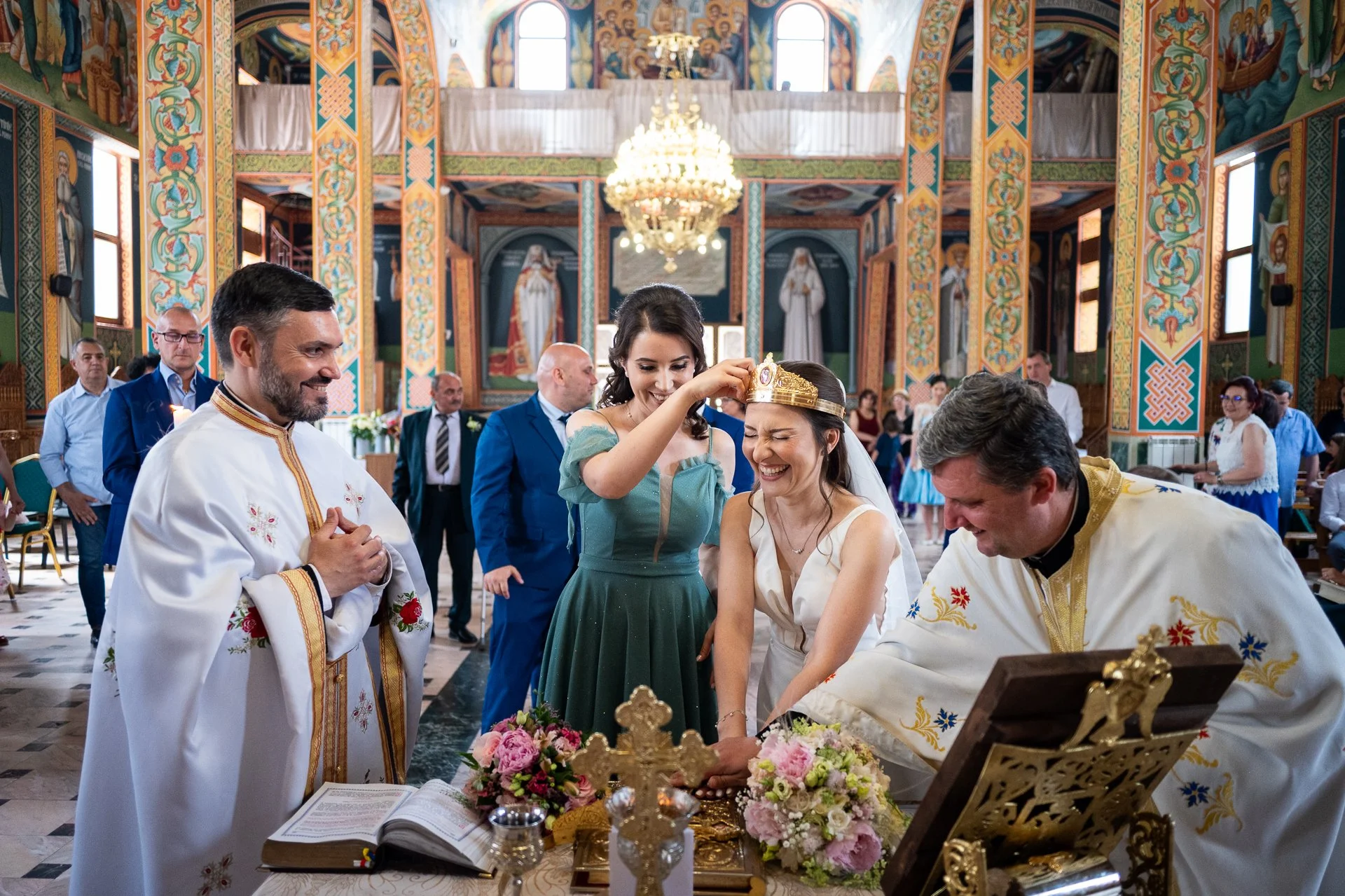 mireasa rade in timp ce i se da jos cununia de care nasa si preot