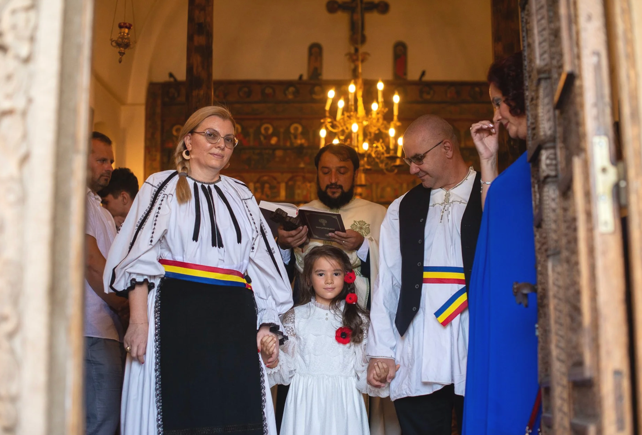 nasii tin de mana fetita care este botezata si care are 6 ani