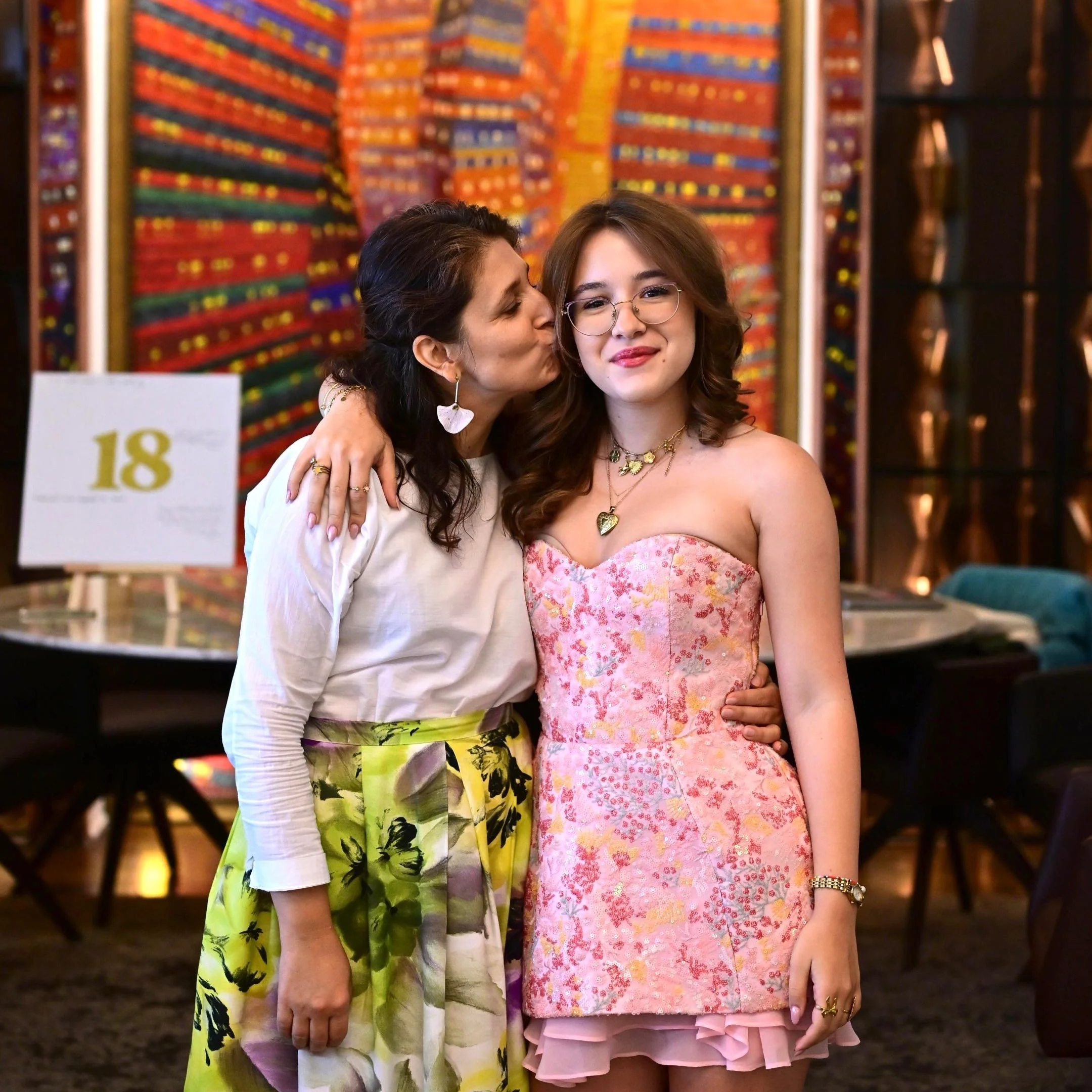 mama isi saruta fiica adolescenta pe obraz