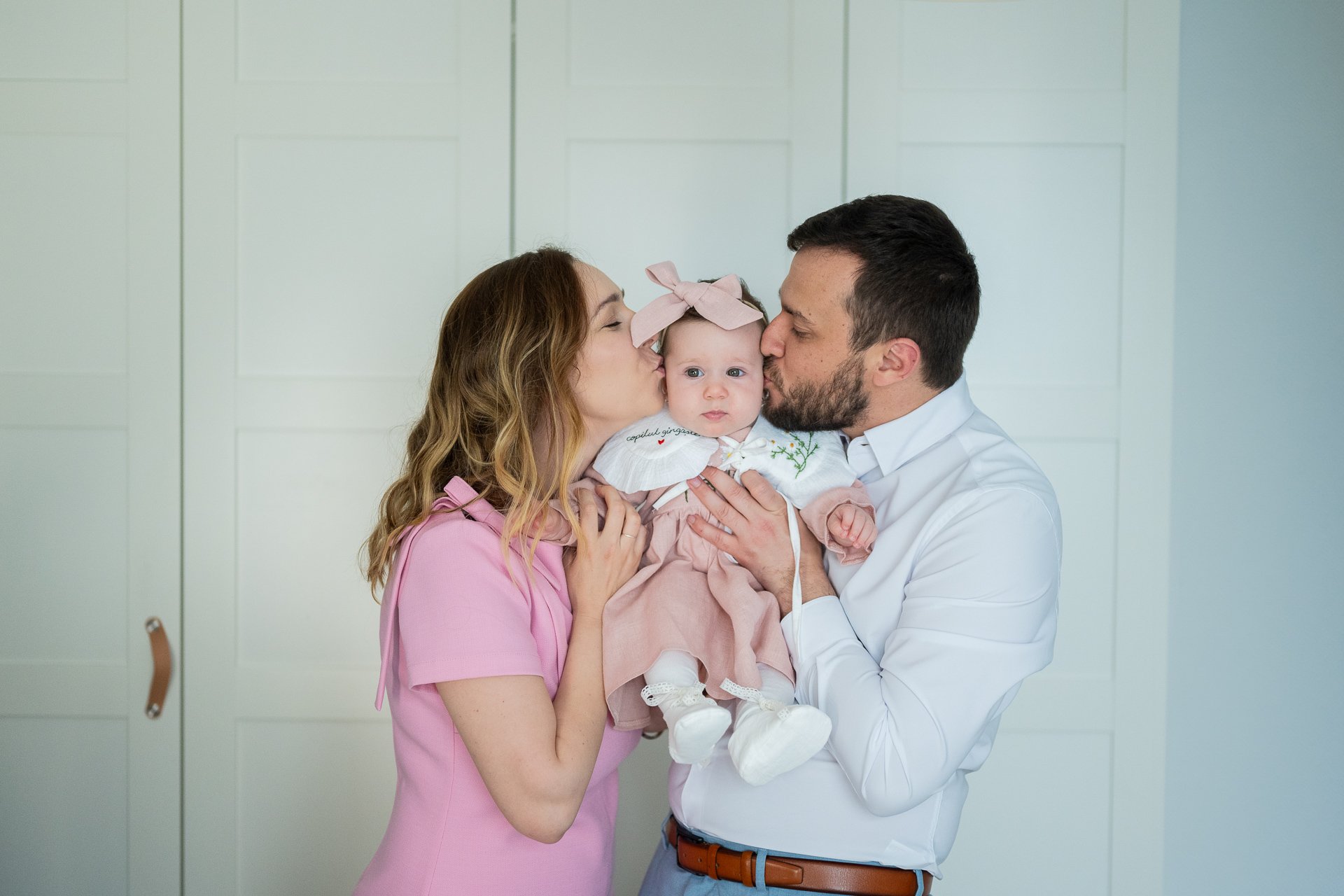 mama si tata saruta obrajii bebelusei lor