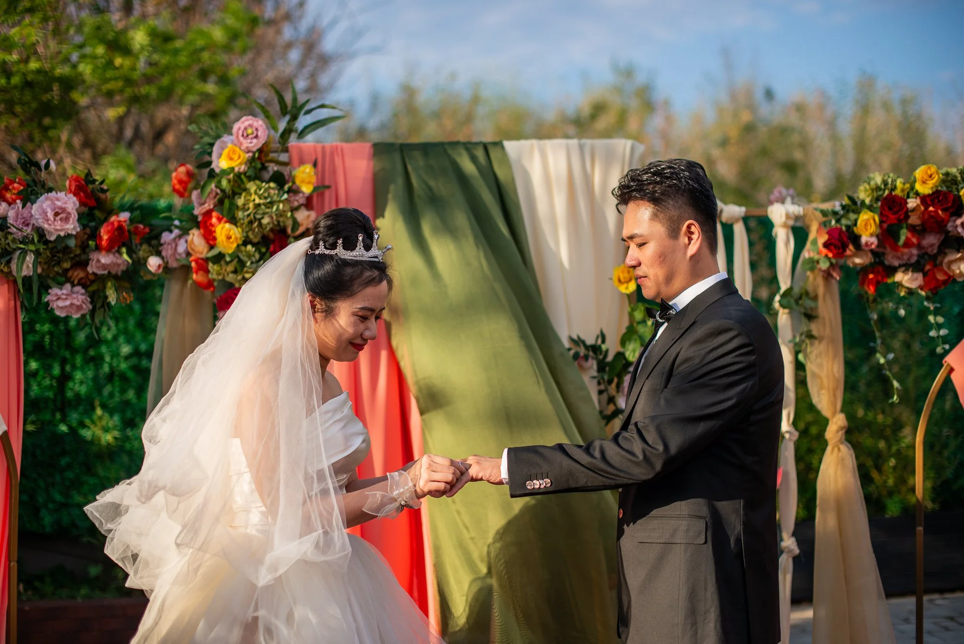 Jurăminte la nuntă în aer liber, mireasa citind în timpul ceremoniei, fotografie de nuntă