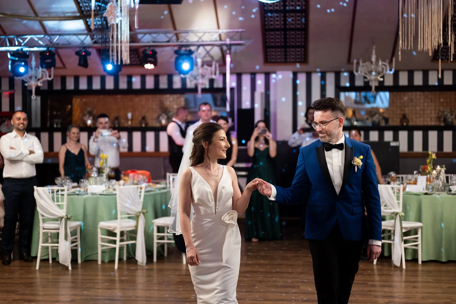 mire si mireasa se tin de mana pasind pe ringul de dans 