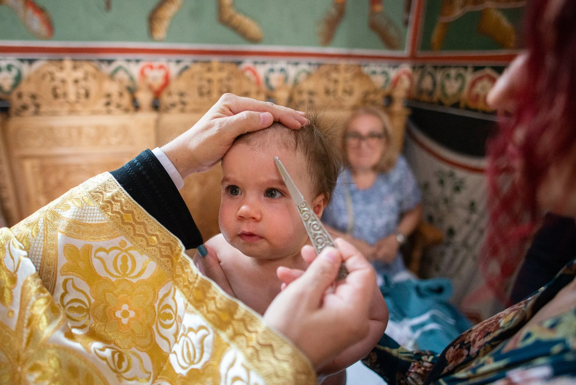 bebelusul este miruit si se uita la parinte