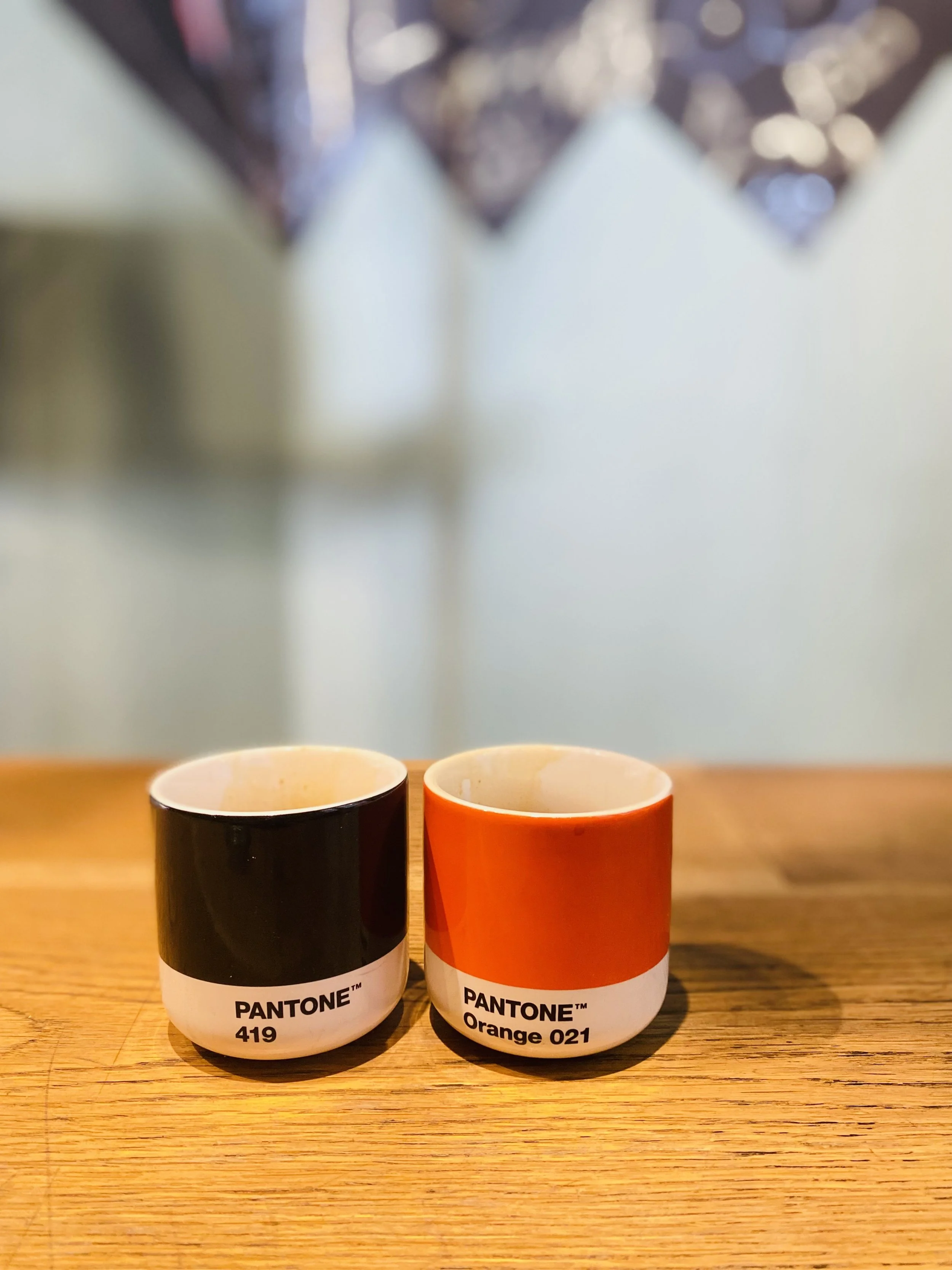 Doua cesti de cafea colorate