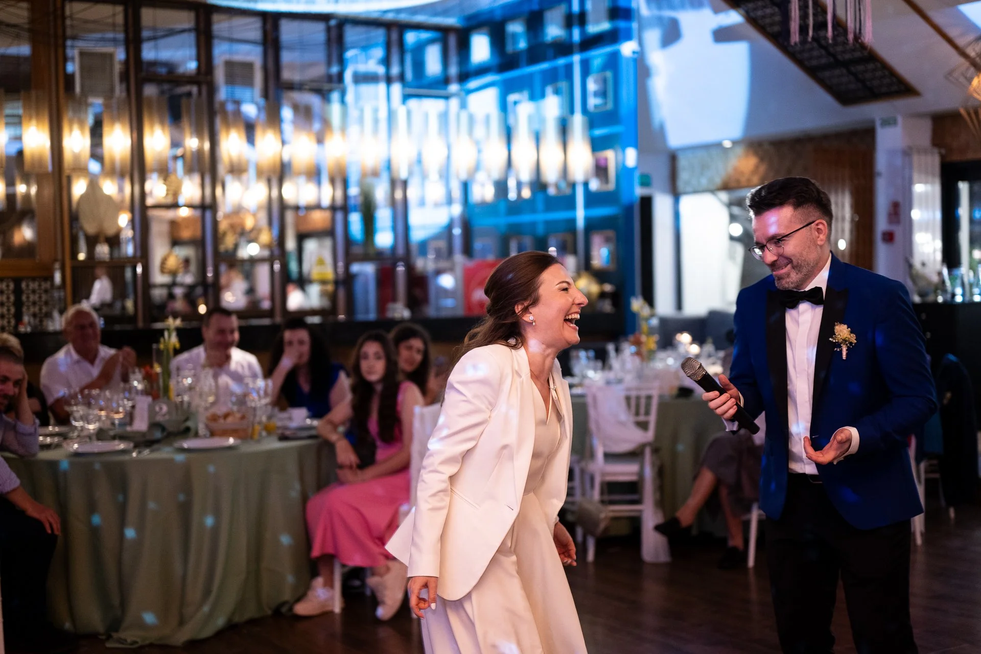 mireasa rade dansand cu mirele