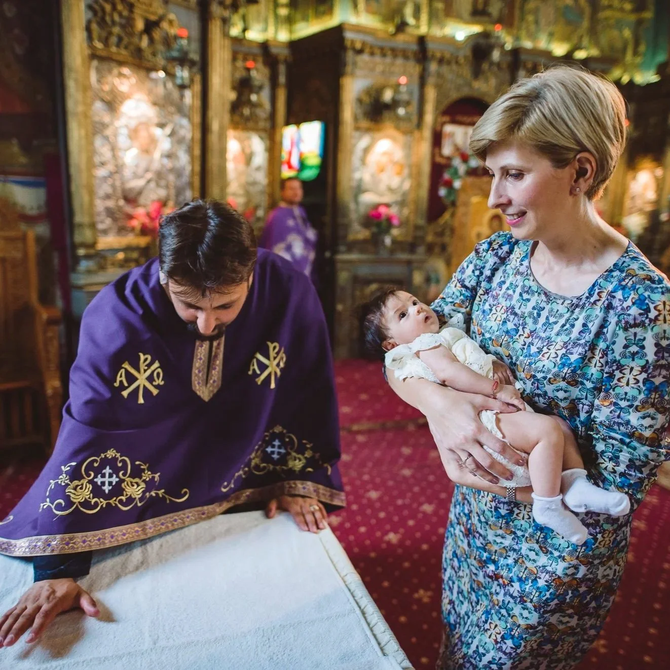 mire si mireasa intrand in biserica catolica printre strane unde invitatii stau in picioare si aplauda