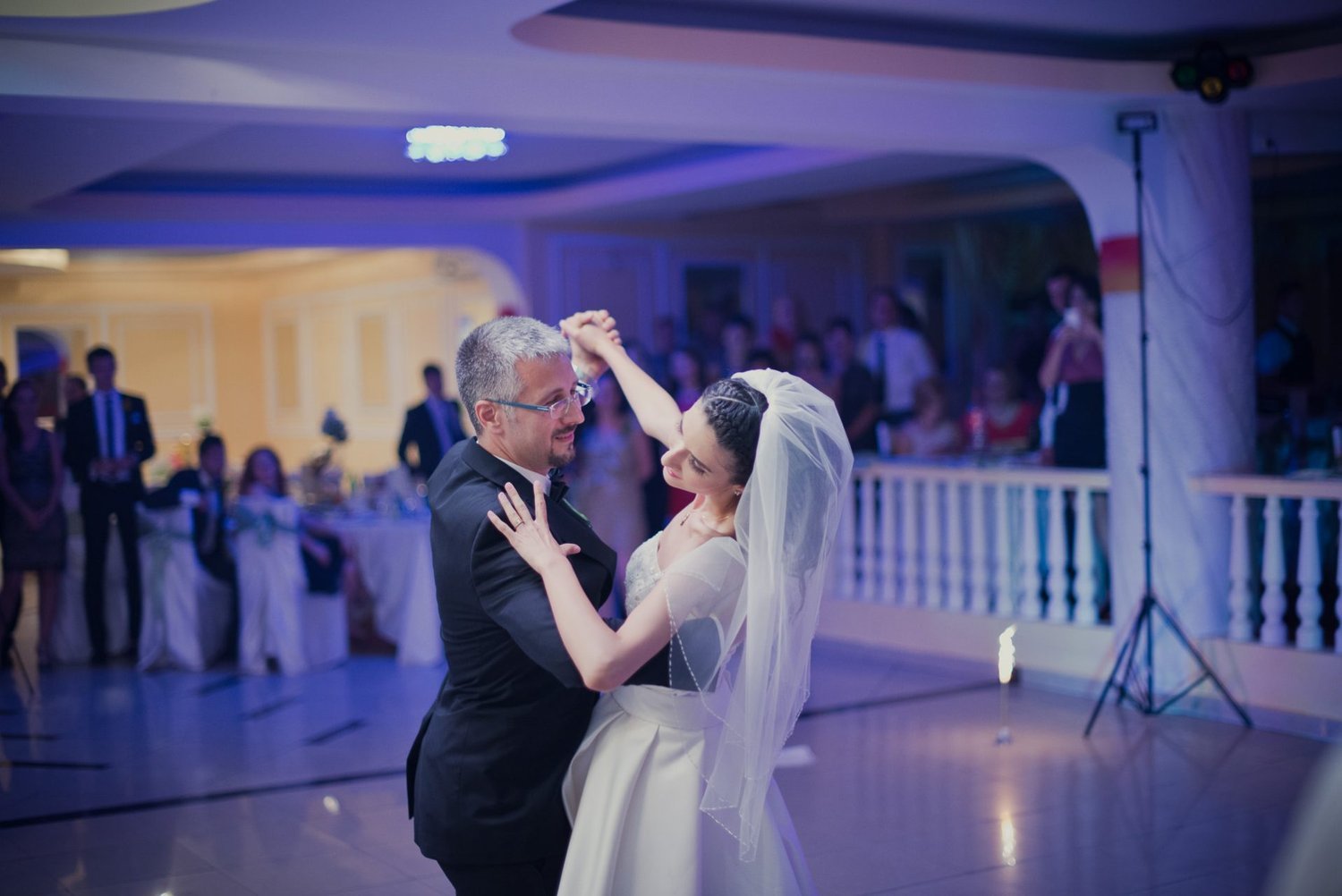 Primul dans al mirilor la nuntă, surprins într-o sală de evenimente, fotografie de nuntă în stil documentar.