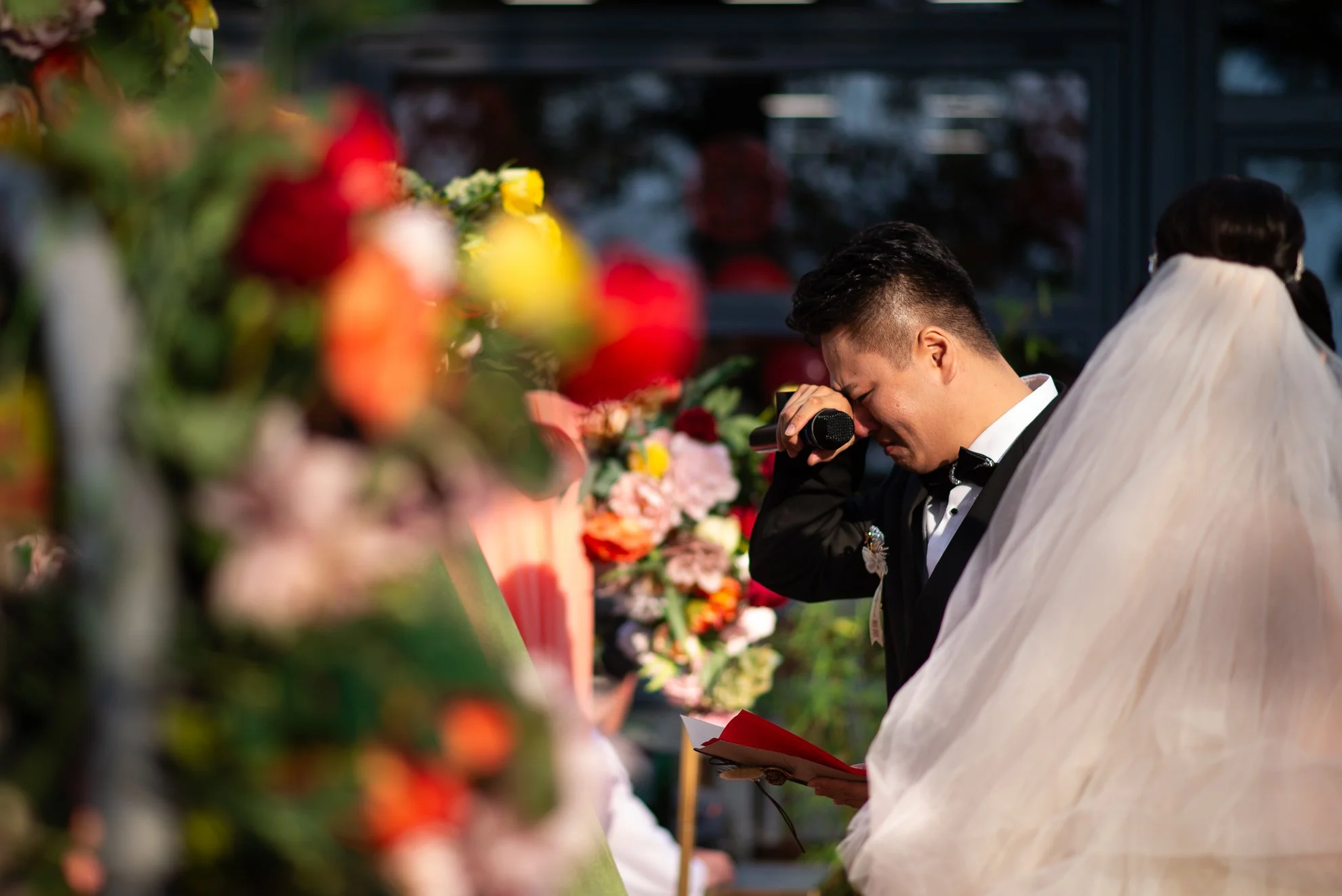 Mire emoționat citind jurămintele în timpul ceremoniei de nuntă outdoor, moment autentic surprins de fotograf