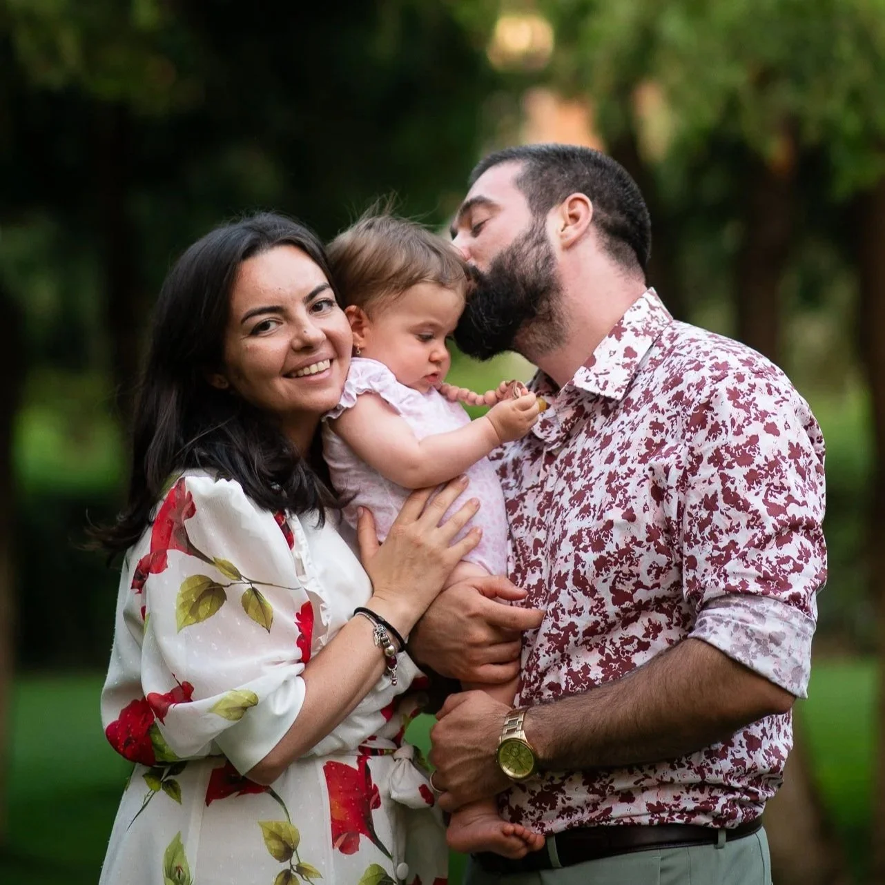Moment natural surprins alături de părinți, în pregătirea pentru botez, fotografiat în stil documentar.