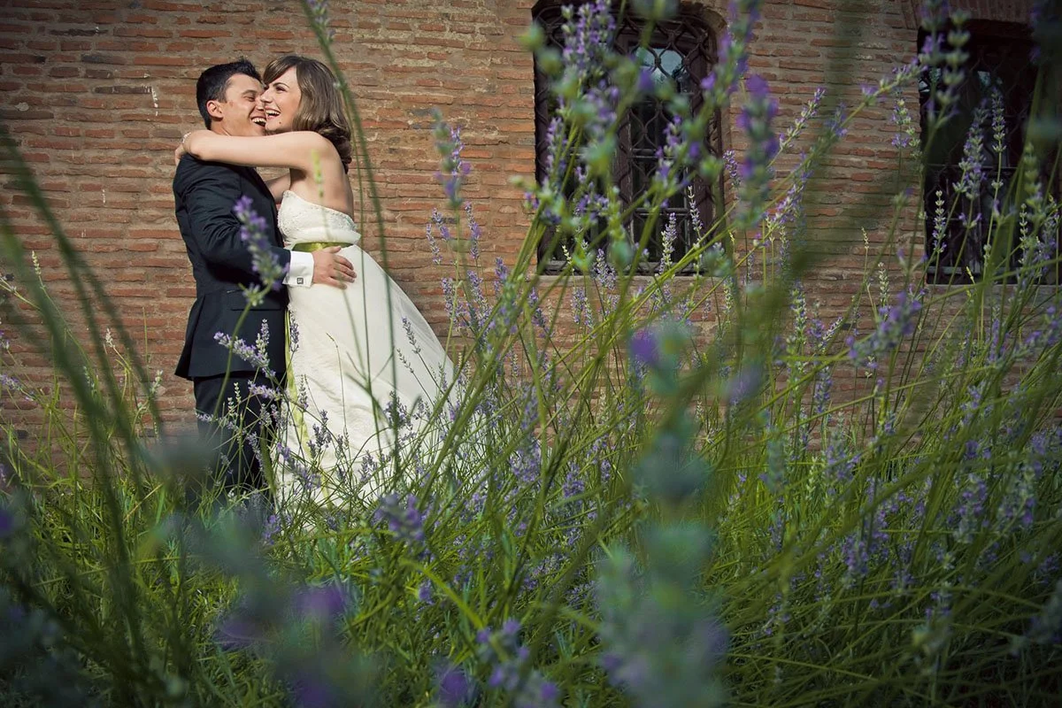 la o sesiune foto de logodna, cei doi indragostiti se saruta in apus 
