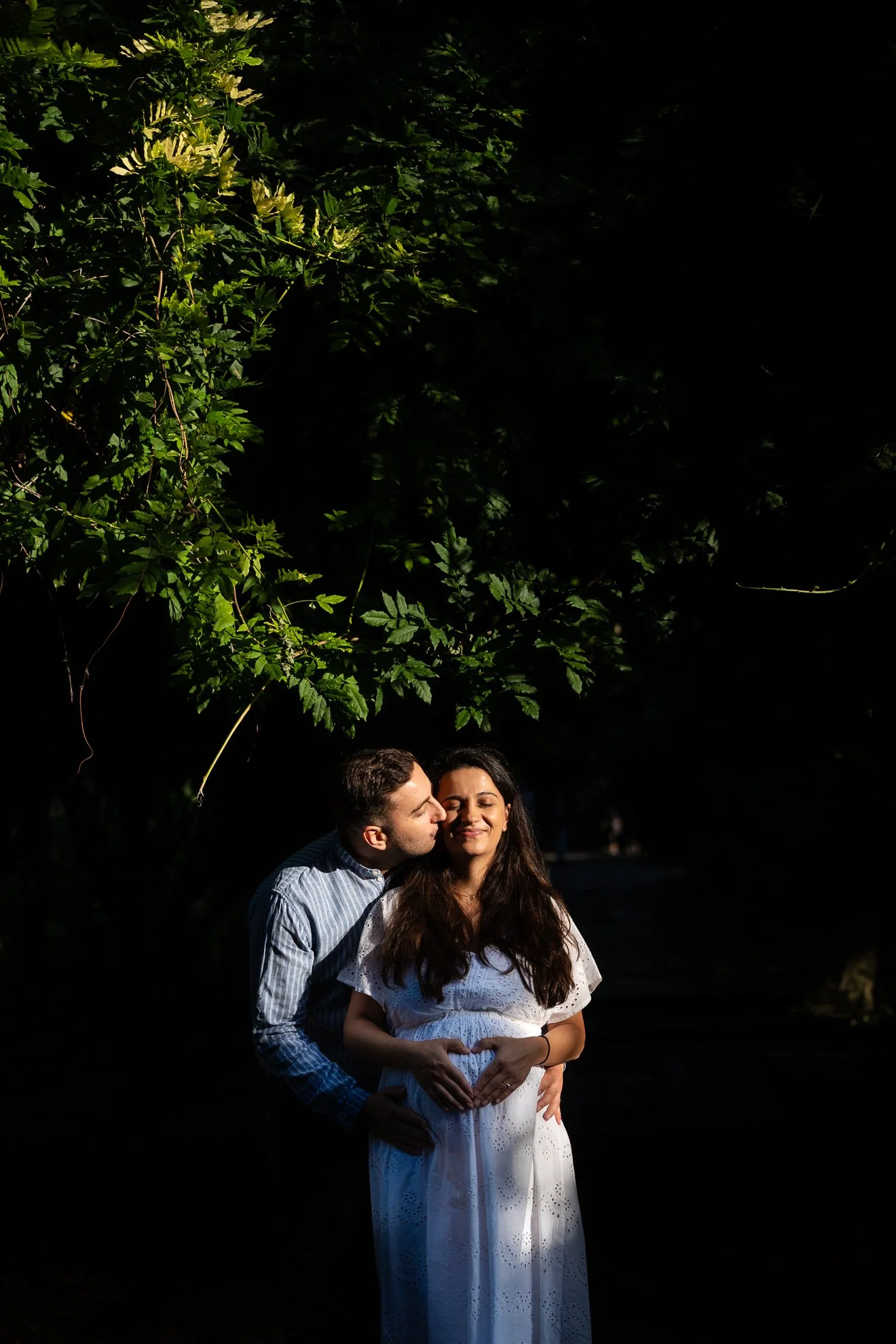 sotul o imbratiseaza pe sotia insarcinata 