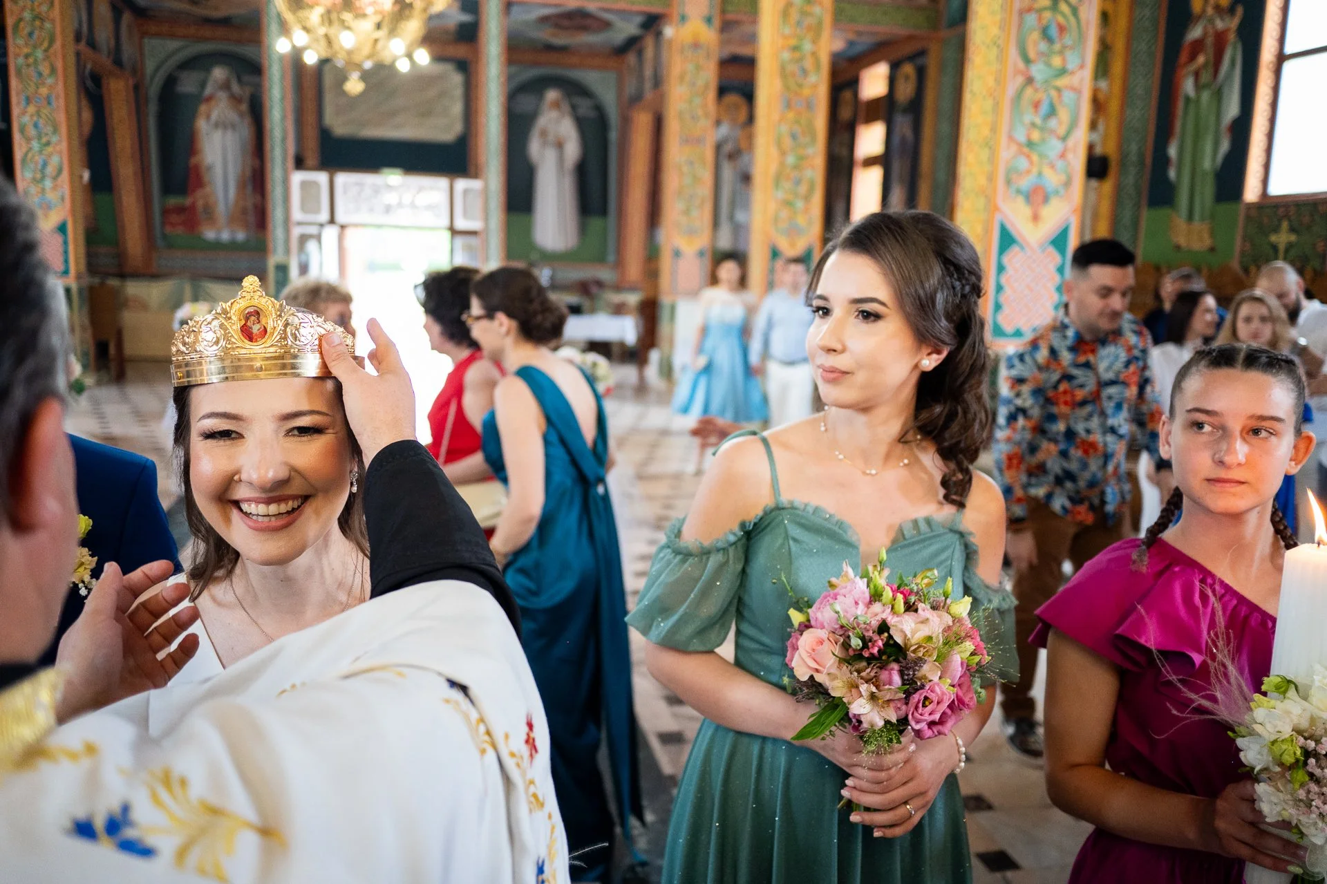 mireasa rade in timp de preotul ii pune cununia pe cap