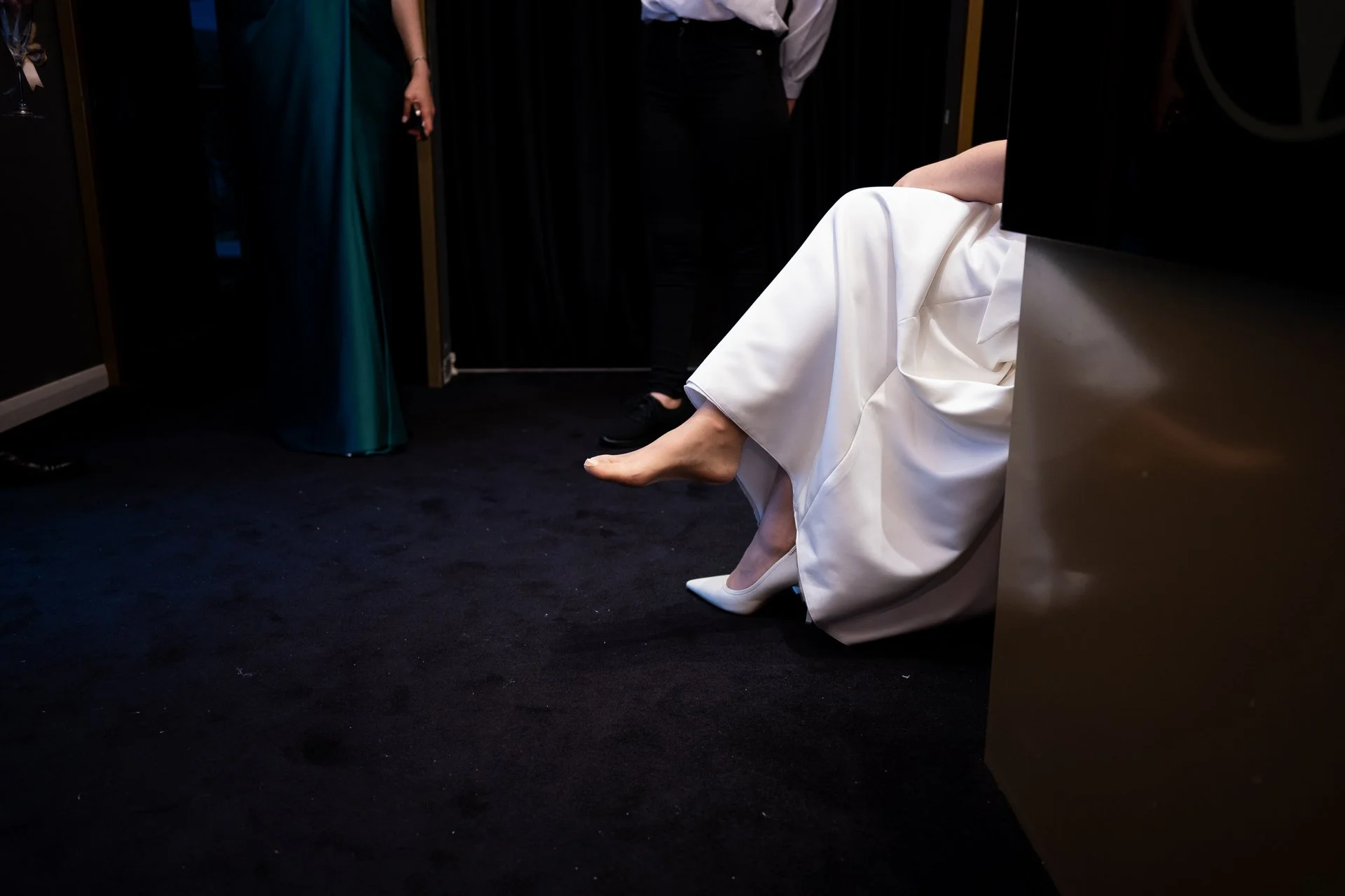 mireasa este desculta de un pantof