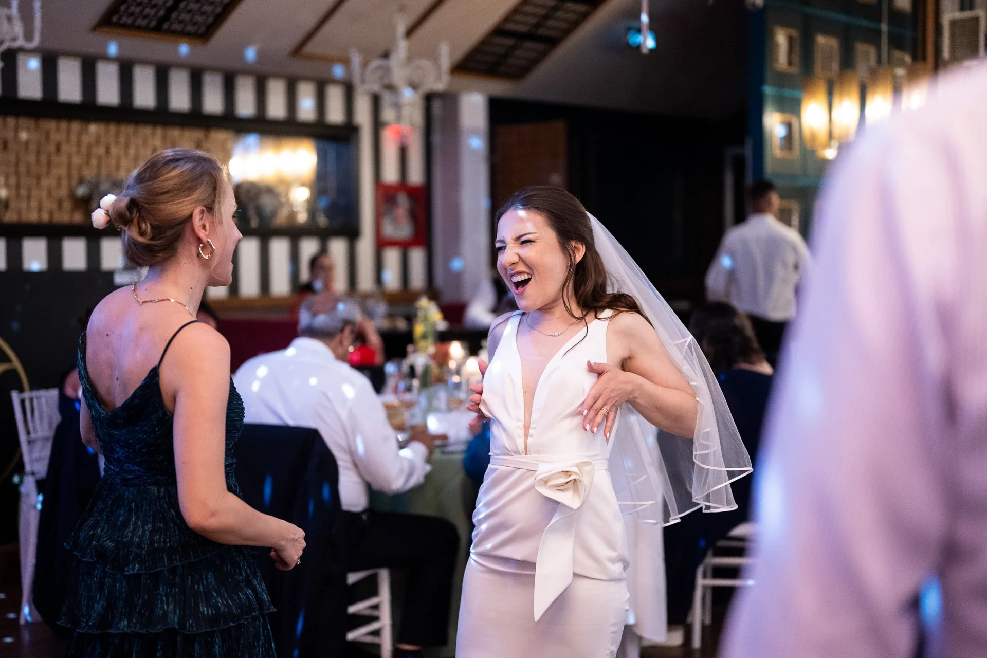 mireasa danseaza cu prietena ei pe ring la petrecerea de nunta