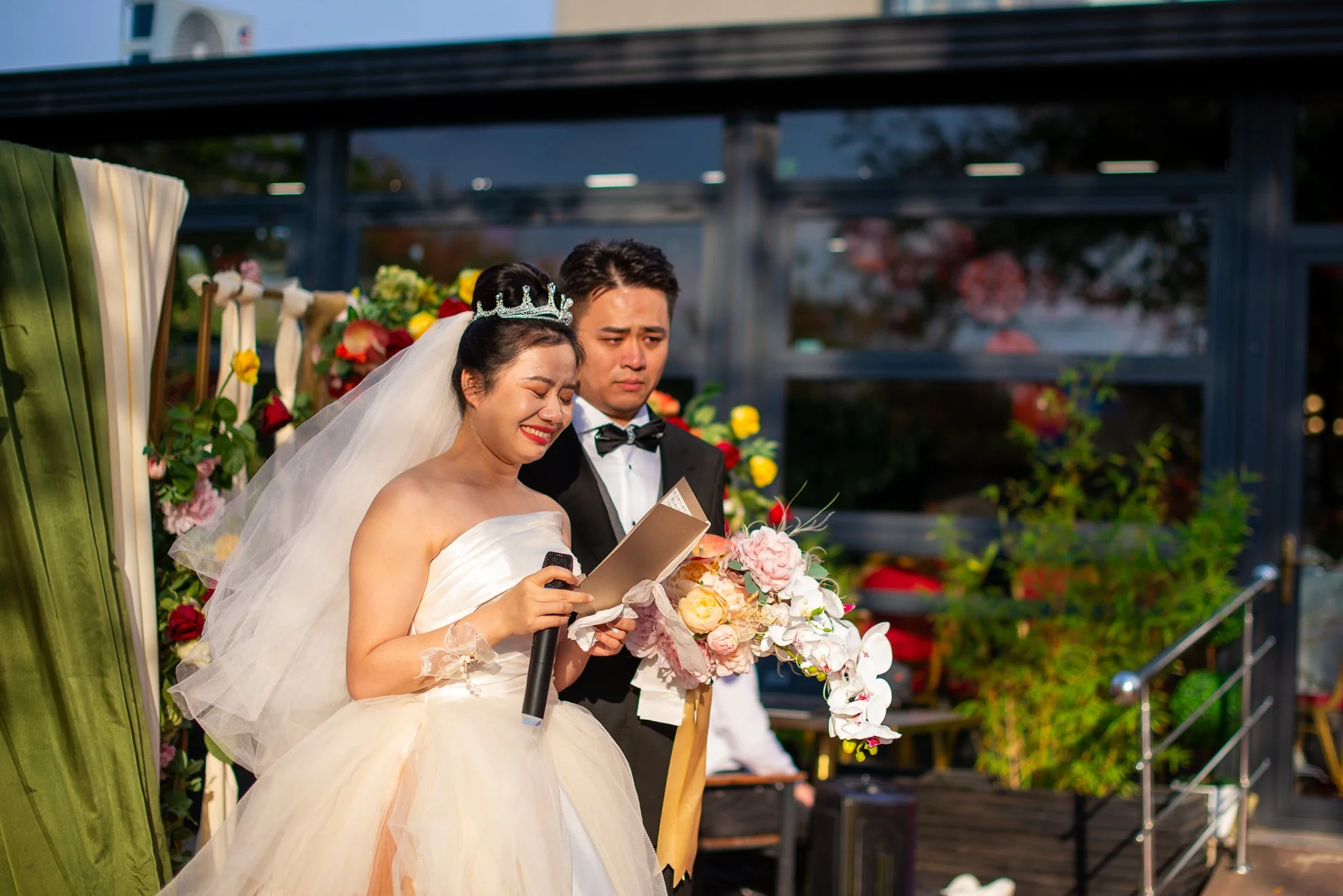 Jurăminte la nuntă în aer liber, mireasa citind în timpul ceremoniei, fotografie de nuntă.