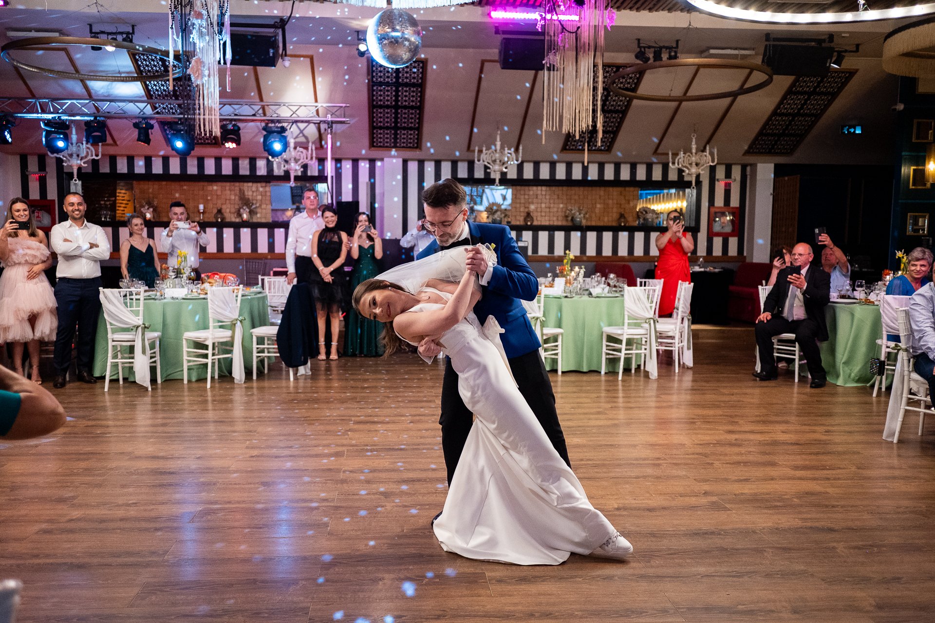 mire si mireasa dansand dansul mirilor