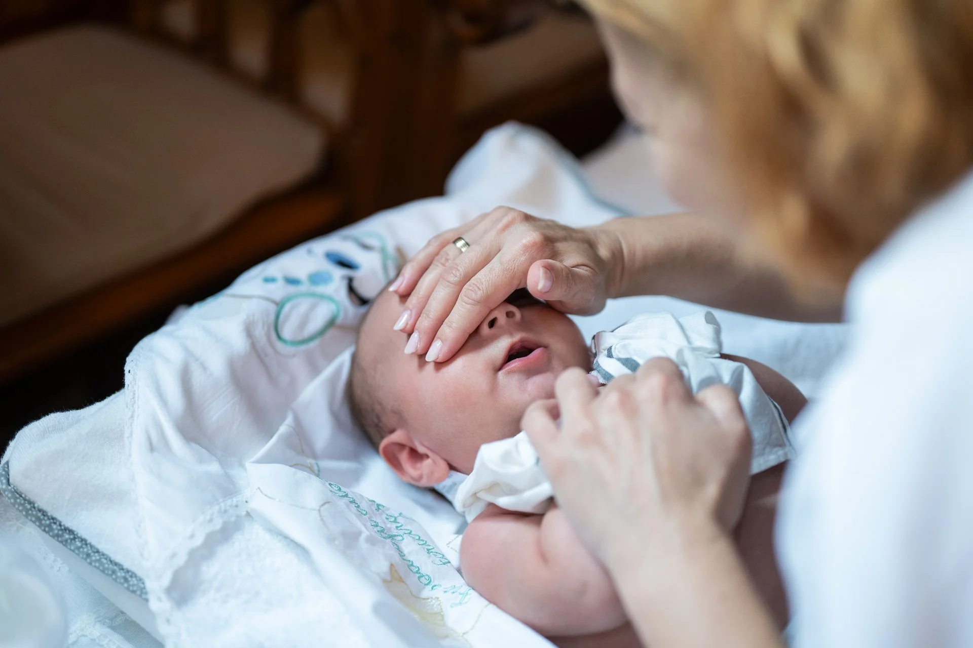 nasa se joaca cucu bau cu bebelusul si ii pune mana peste ochi