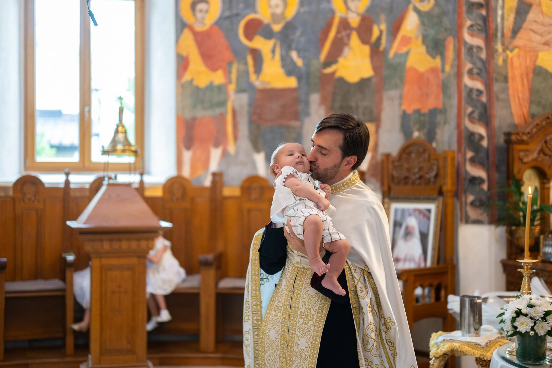 parintele il saruta pe obraz pe bebelus