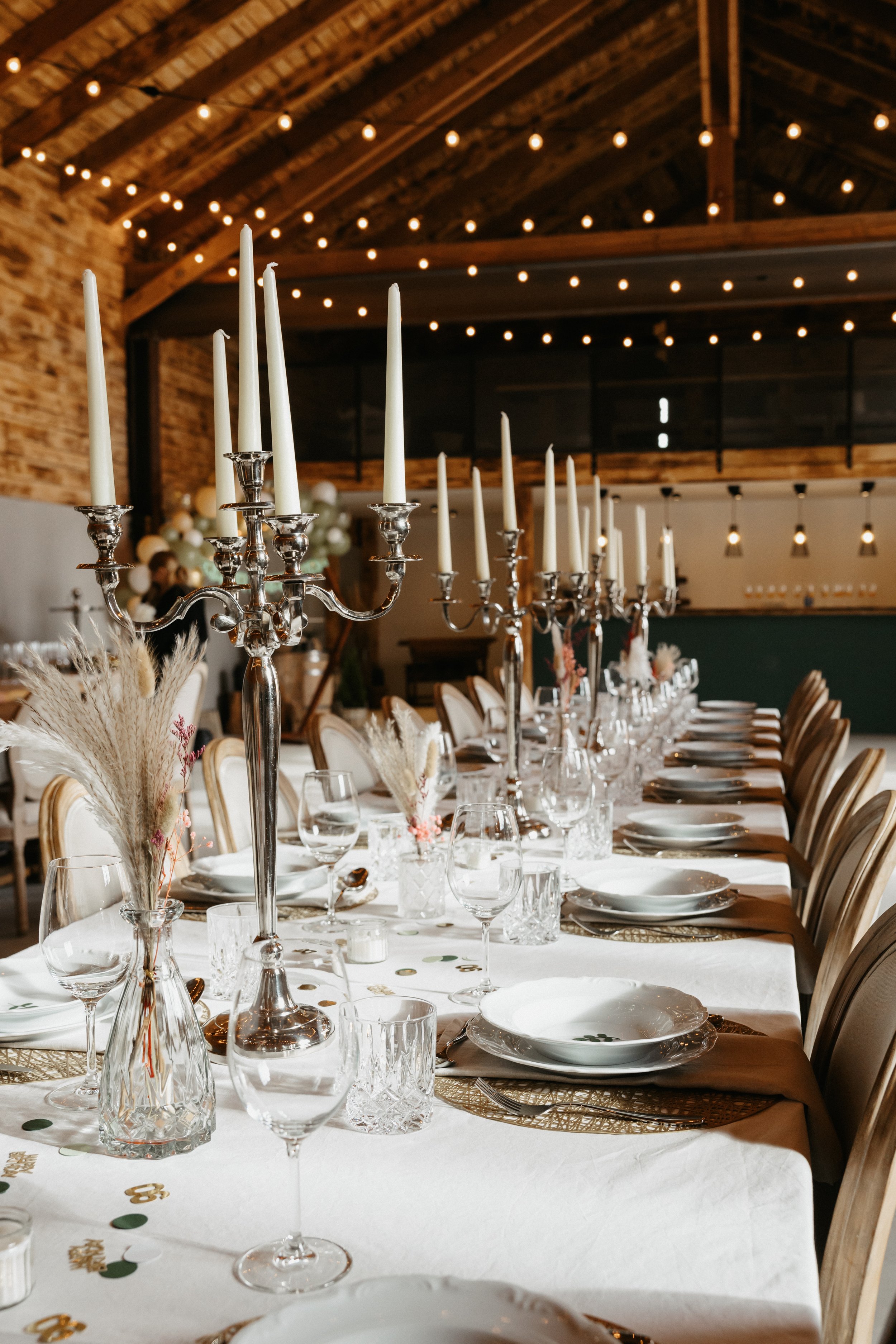 Hochzeitsscheune mit festlicher Beleuchtung.JPG