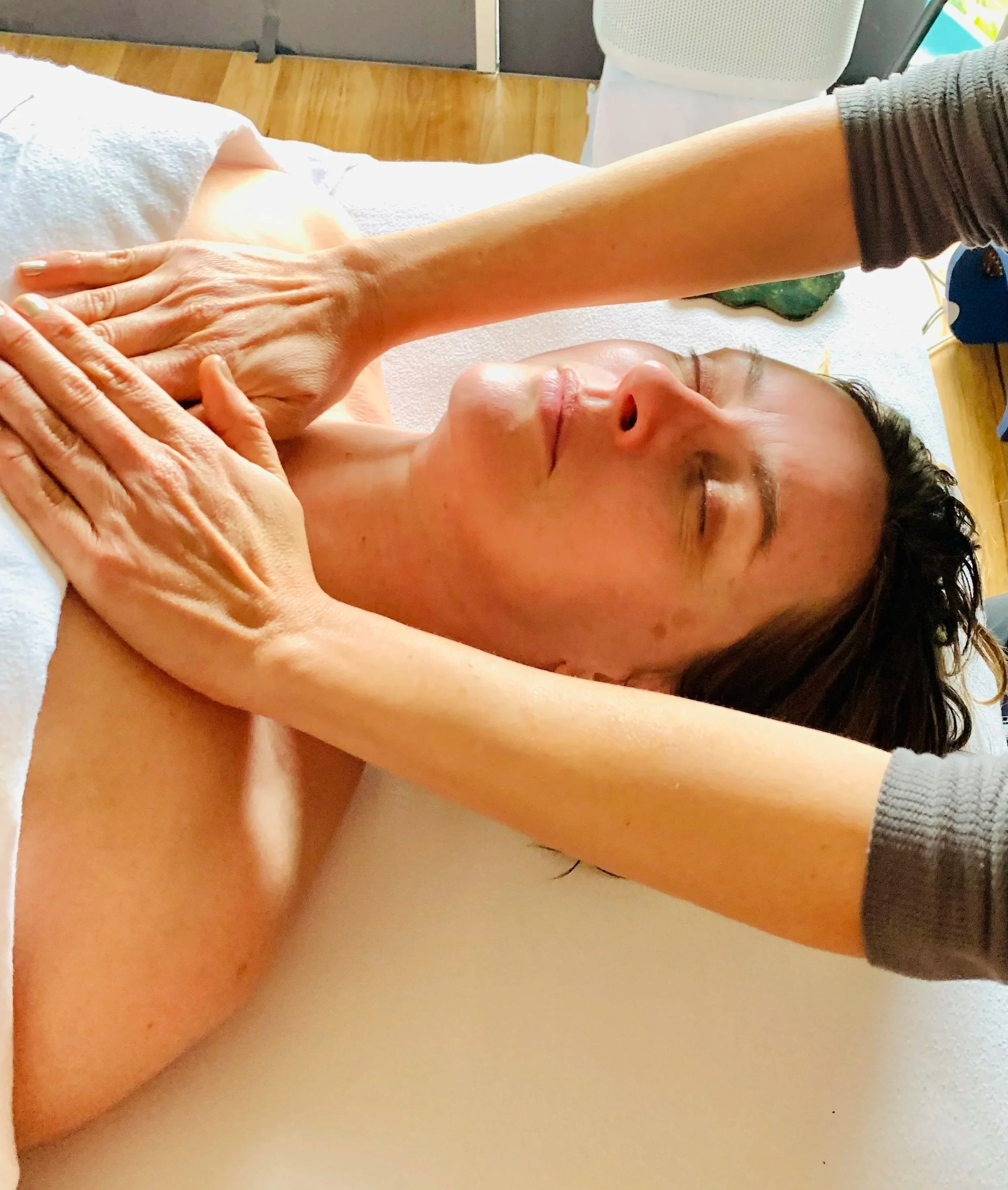 Close detail of Emma's hands during treatmentHands working along the neck and shoulder during lymphatic drainage