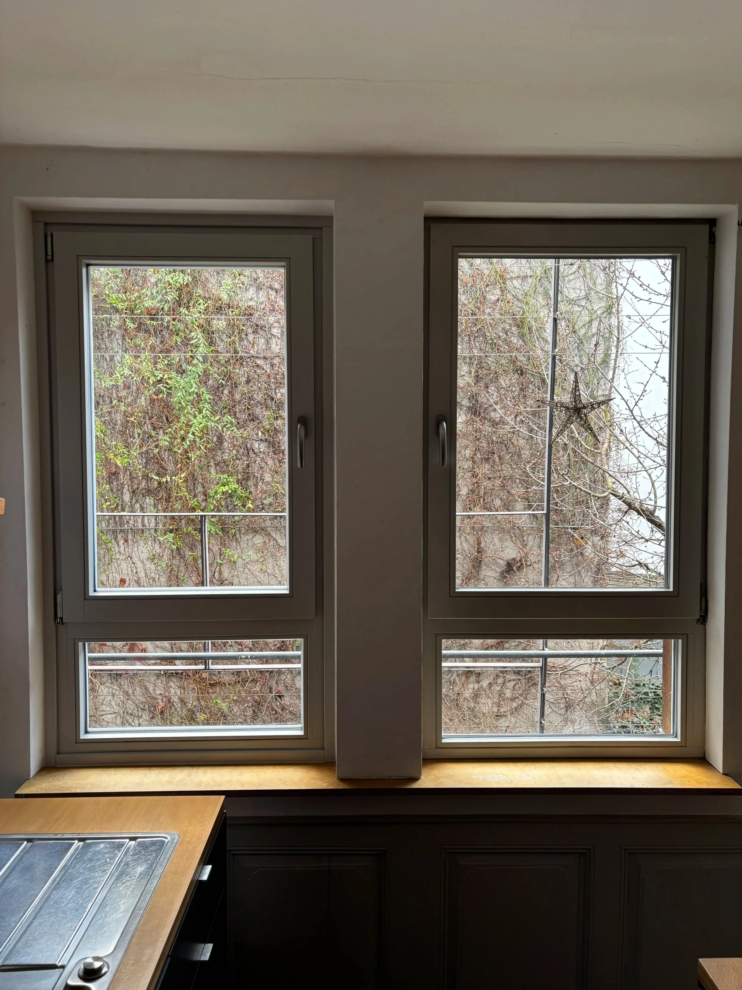 Holzfenster Innenansicht weiß nach der Modernisierung