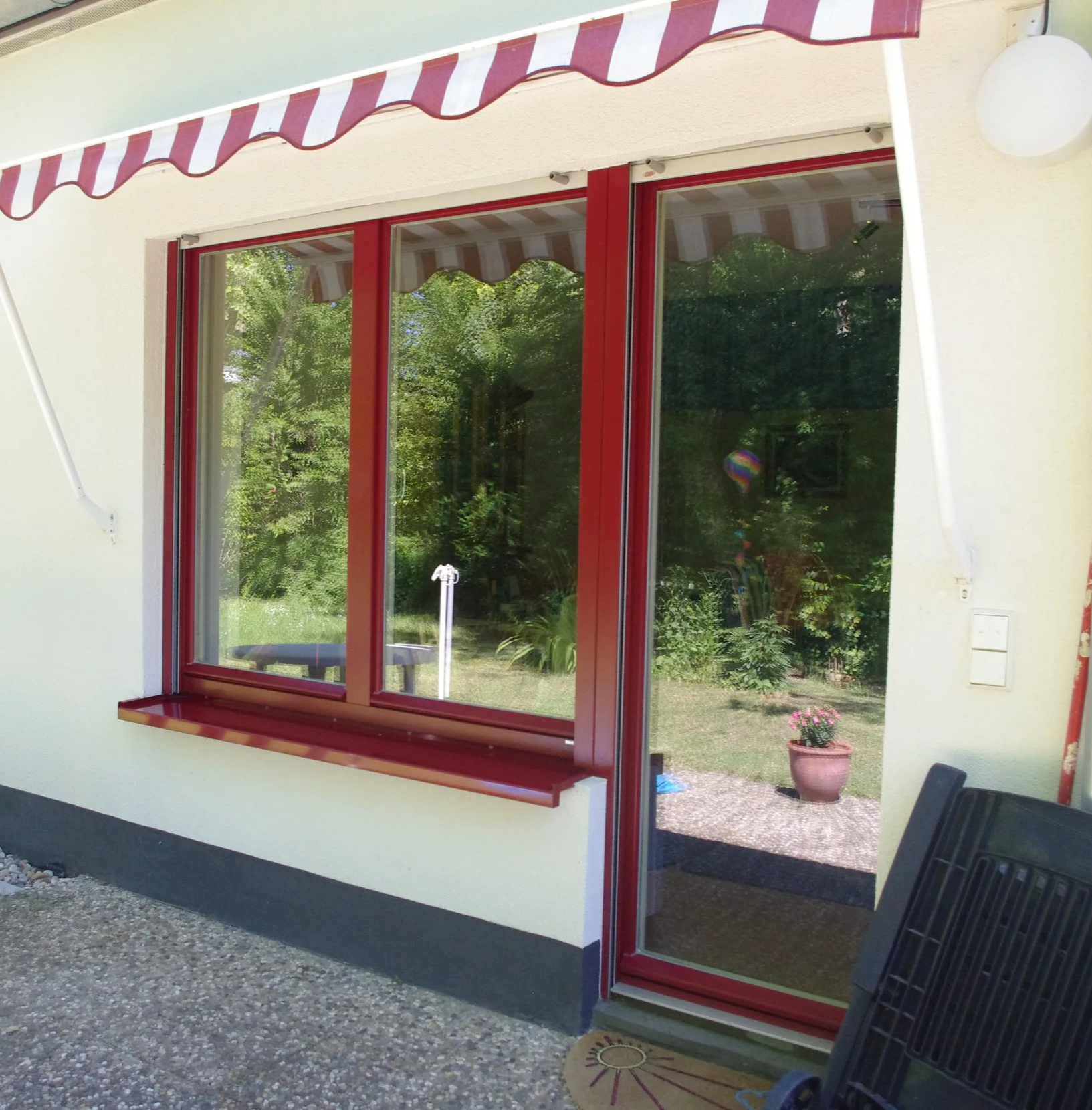 Kombination aus Fenster mit Balkontür in rot.png