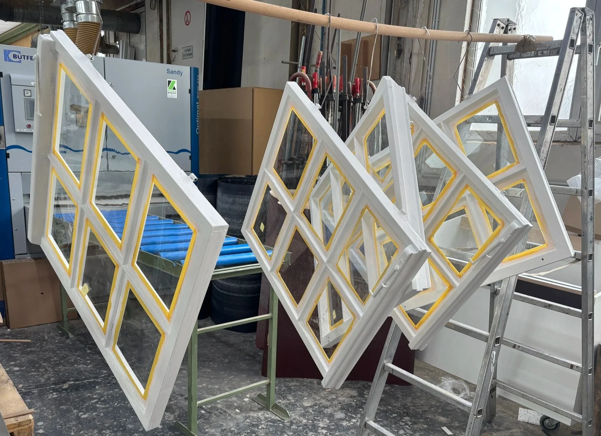 Überarbeiten von Denkmalgrschützten Fenstern in der Werkstatt.jpg