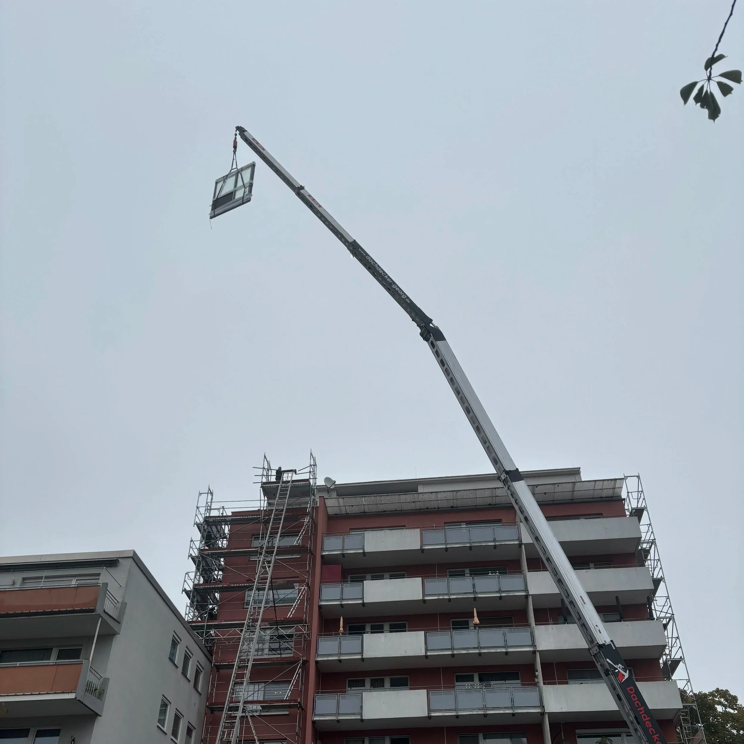 Fenstereinbringung mit dem Kran 