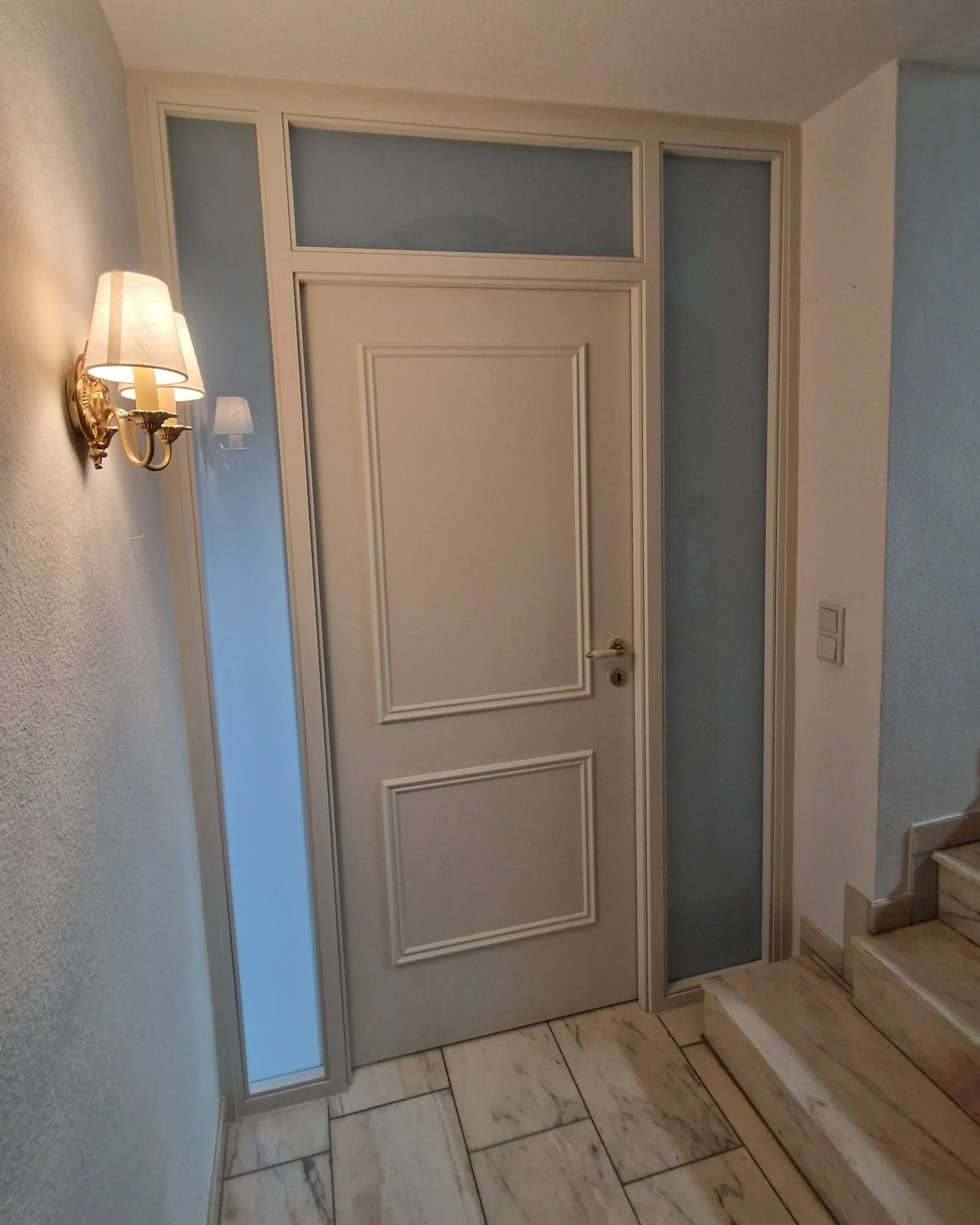 Blockrahmen in weiß in hochwertiger Wohnsituation. Flurabtrennung zum Personalzimmer.