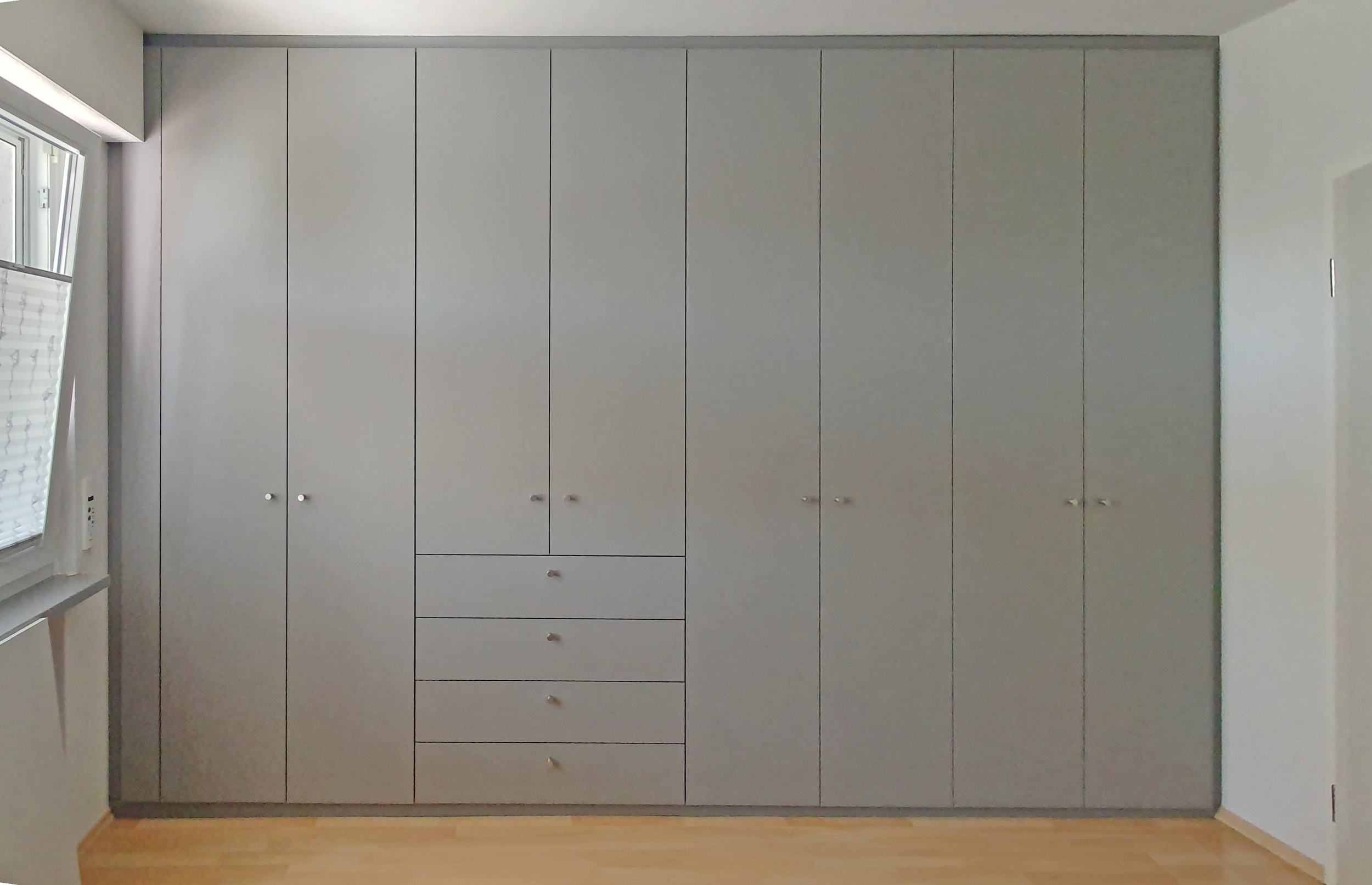 Kleiderschrank in grau