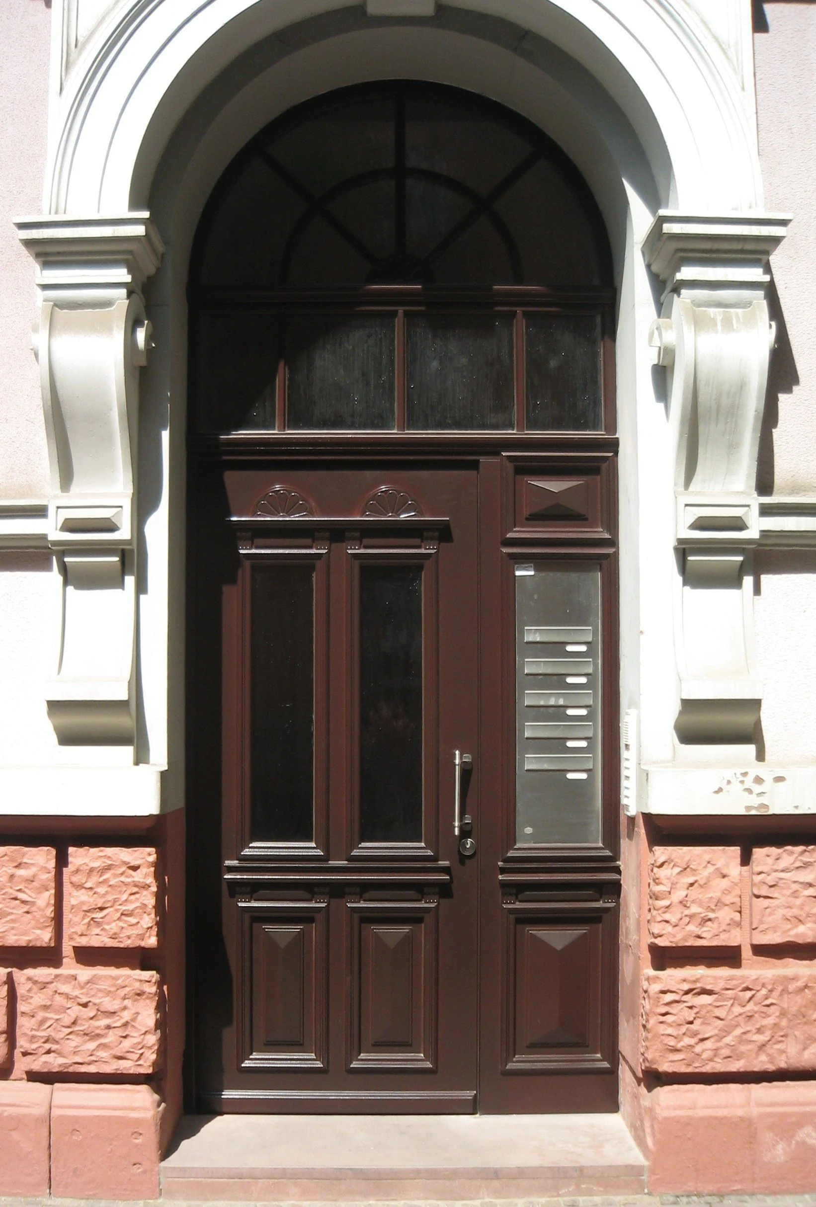 Haustür im Denkmalschutz nach speziellen Anforderungen in Schokobraun.jpg