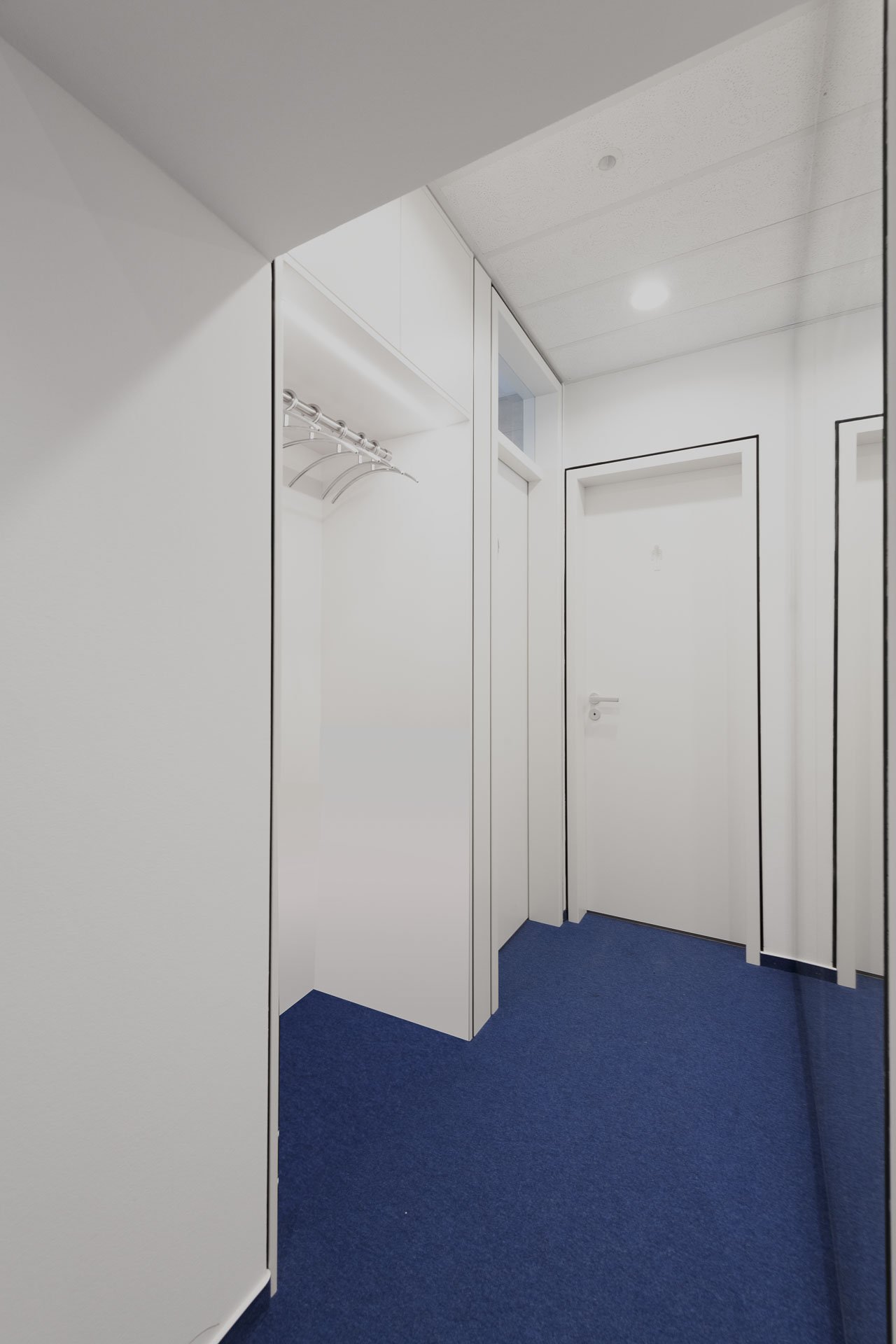 Vorraum mit Garderobe und Spiegel
