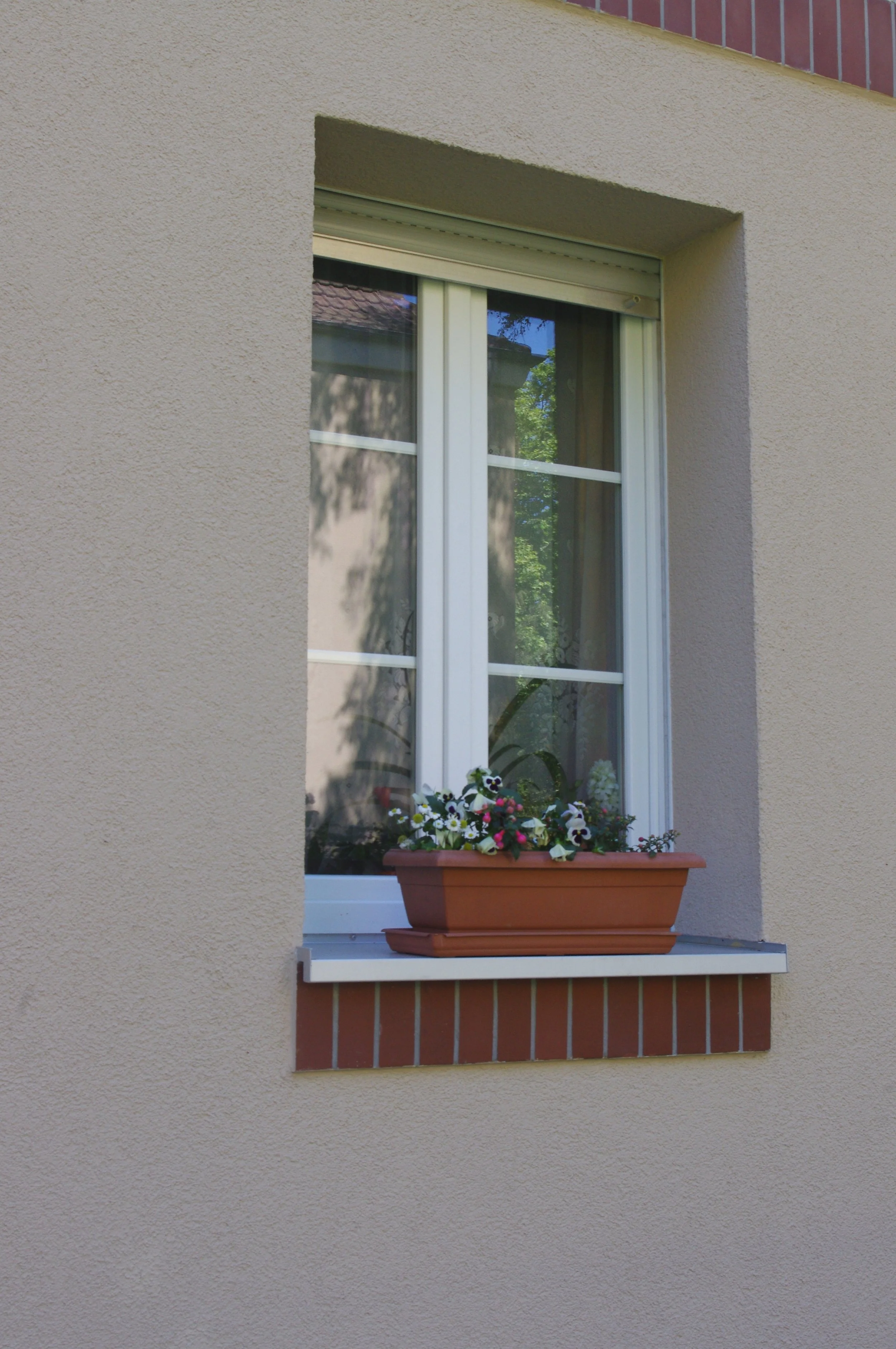 Weißes zweiflügliges Holzfenster mit horizontalen Sprossen.JPG