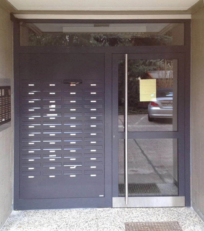 Haustür 1 mit Briefkastenanlage.jpg
