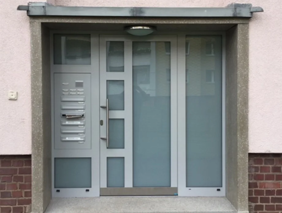 Haustür im Mehrfamilienhaus mit Briefkasten und Klingel.jpg